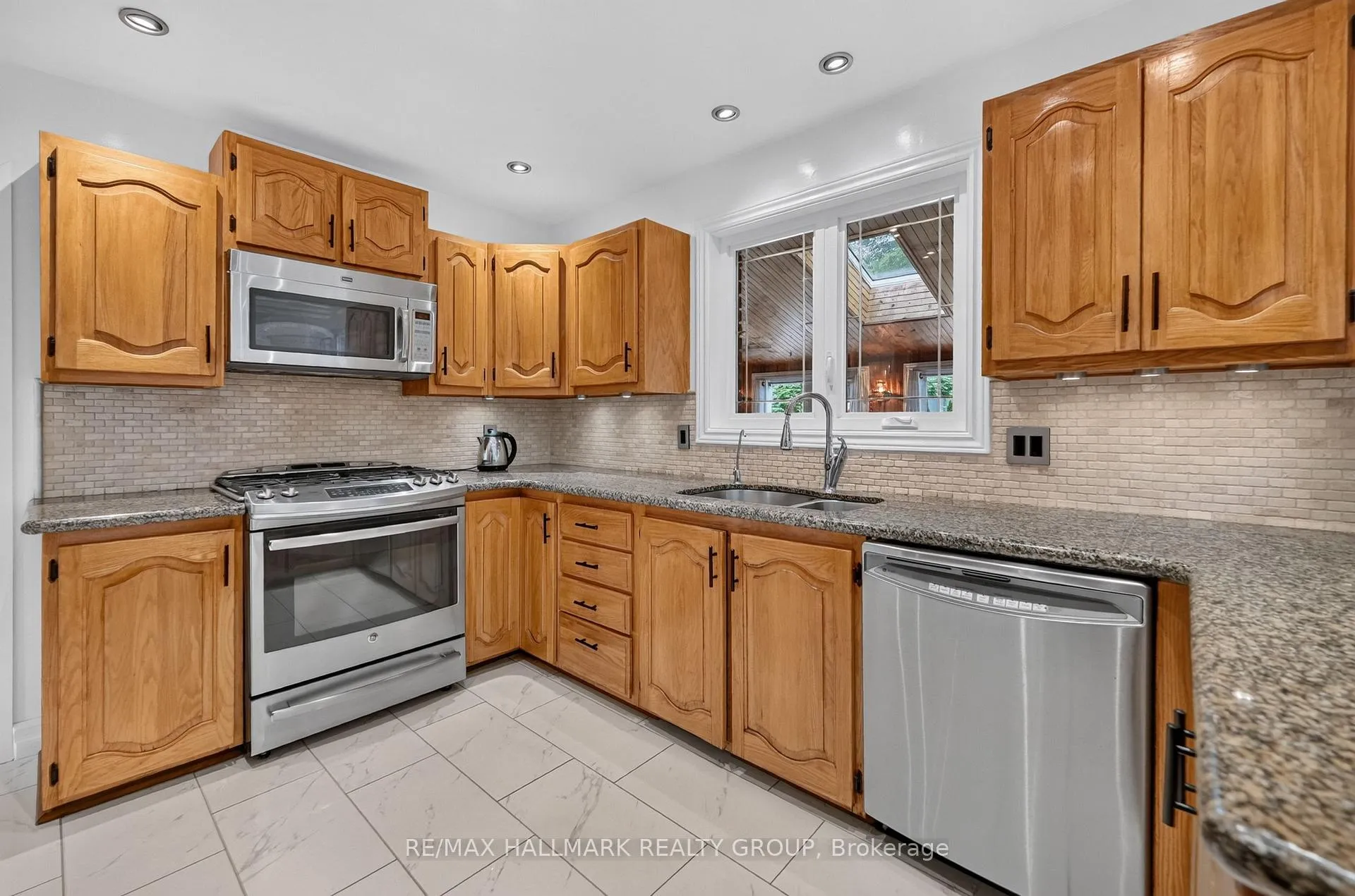Photo 10 of 1064 Moffatt Drive, Ottawa, Cumberland Ridge — HOMEH