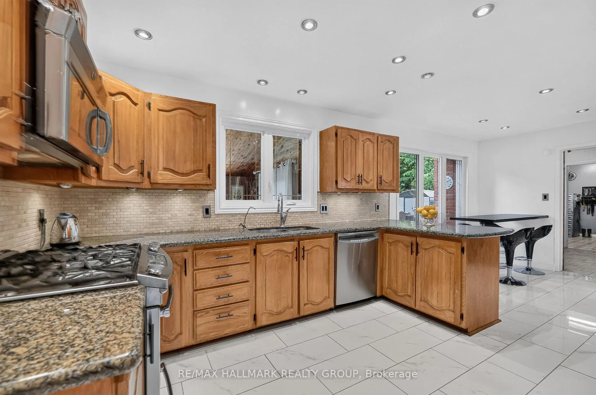 Photo 11 of 1064 Moffatt Drive, Ottawa, Cumberland Ridge — HOMEH