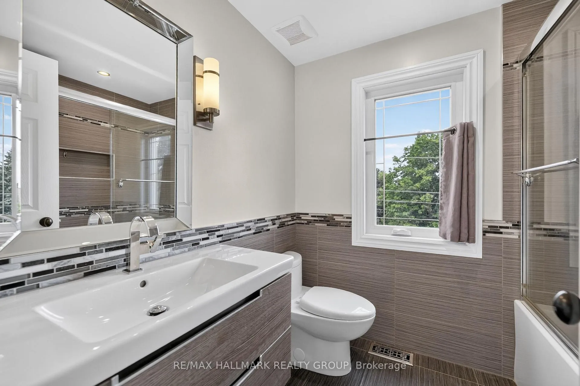 Photo 25 of 1064 Moffatt Drive, Ottawa, Cumberland Ridge — HOMEH