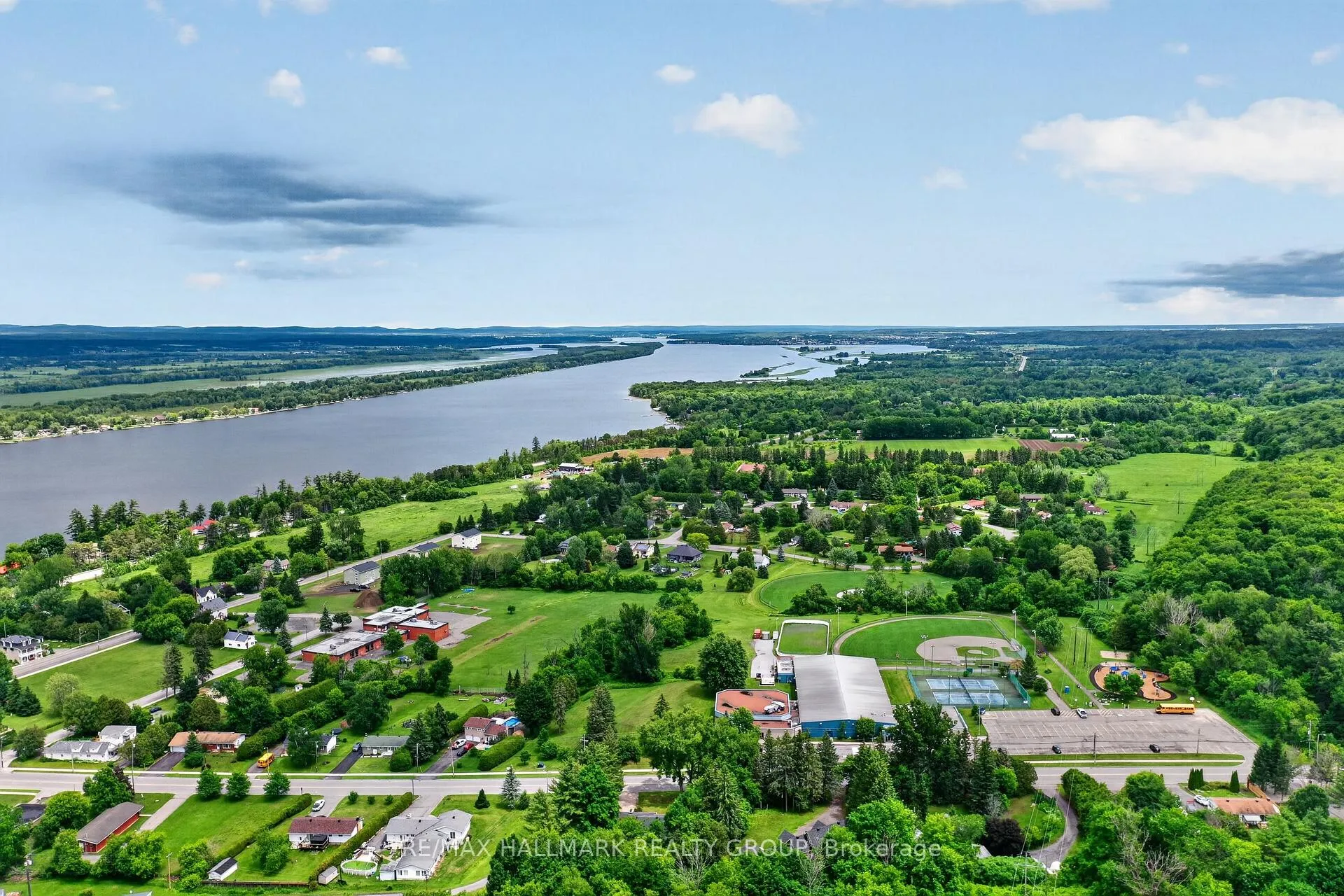 Photo 39 of 1064 Moffatt Drive, Ottawa, Cumberland Ridge — HOMEH
