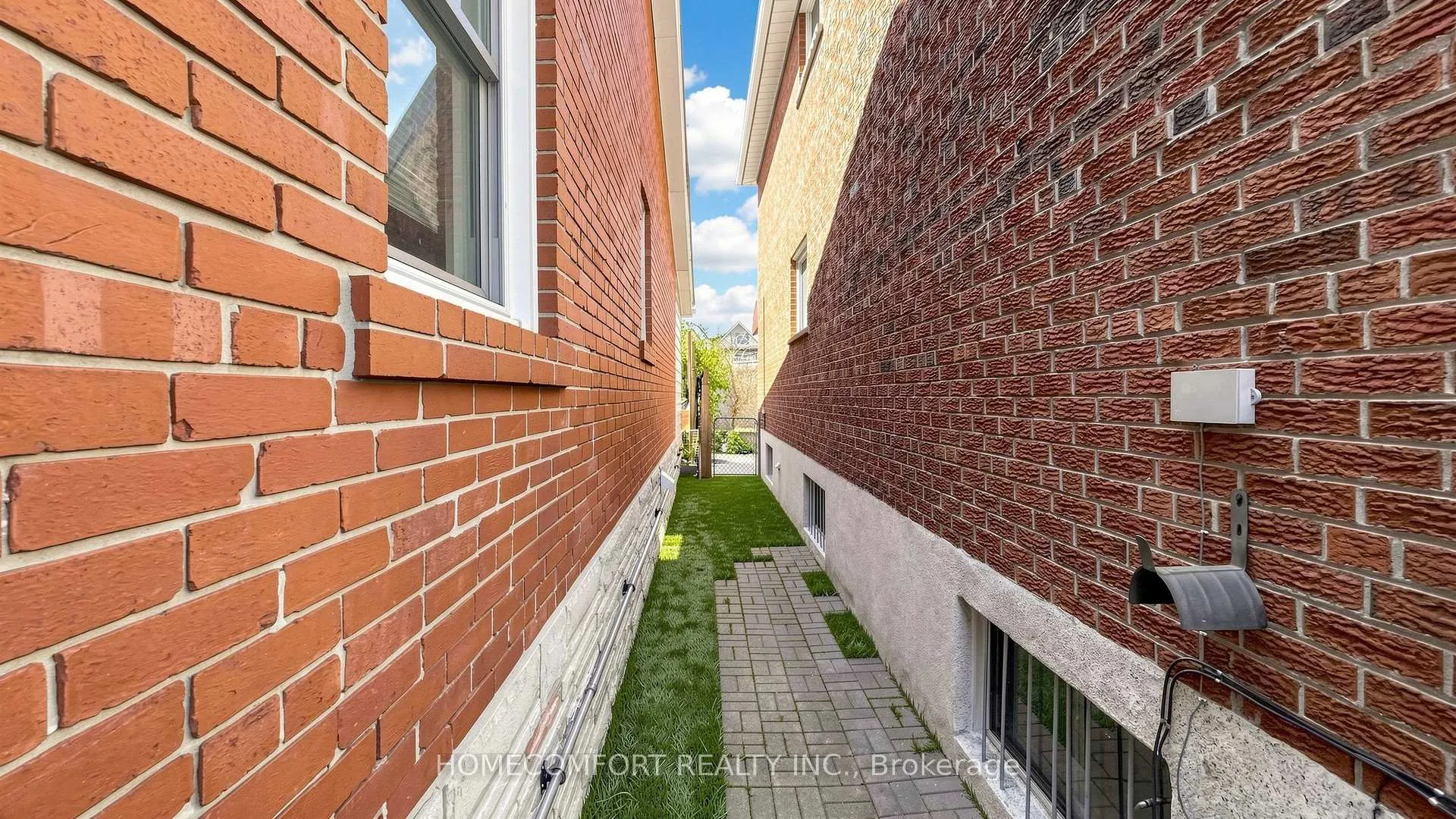 Photo 5 of 76 Barrington Avenue, Toronto, Woodbine-Lumsden — HOMEH