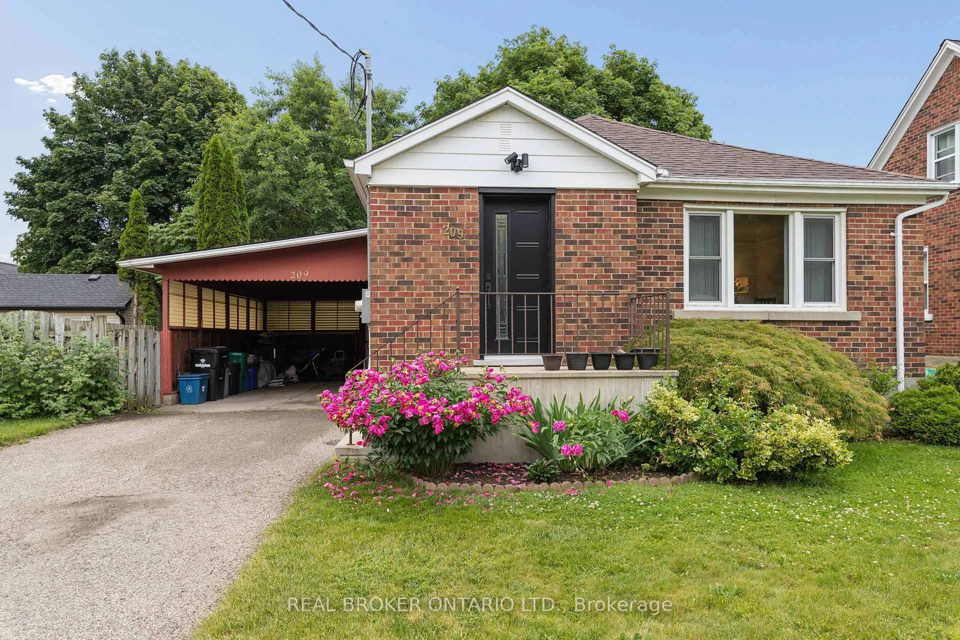 Photo 2 of 209 Bedford Road, Kitchener — HOMEH