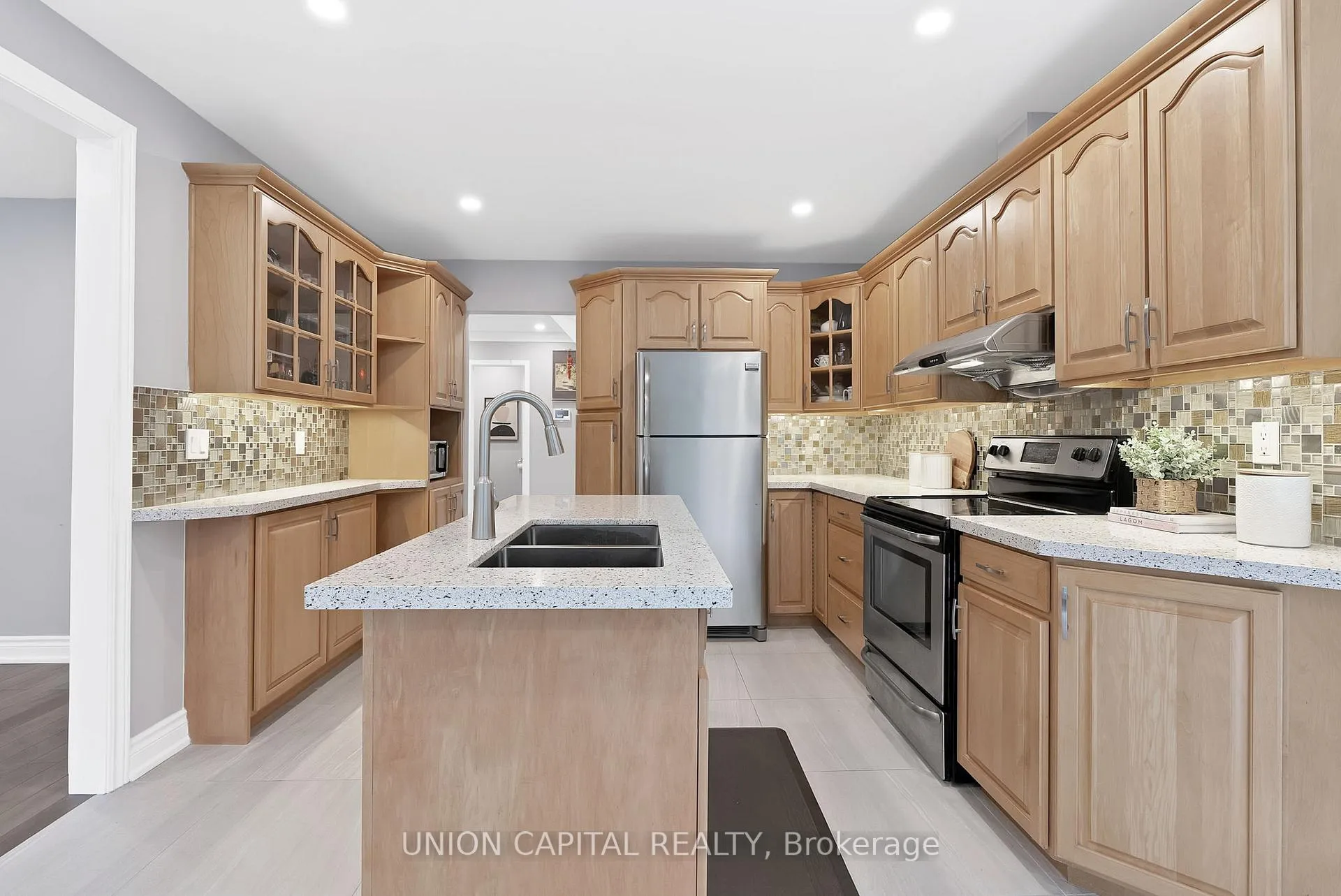 Photo 12 of 35 Mccarty Crescent, Markham, Markham Village — HOMEH