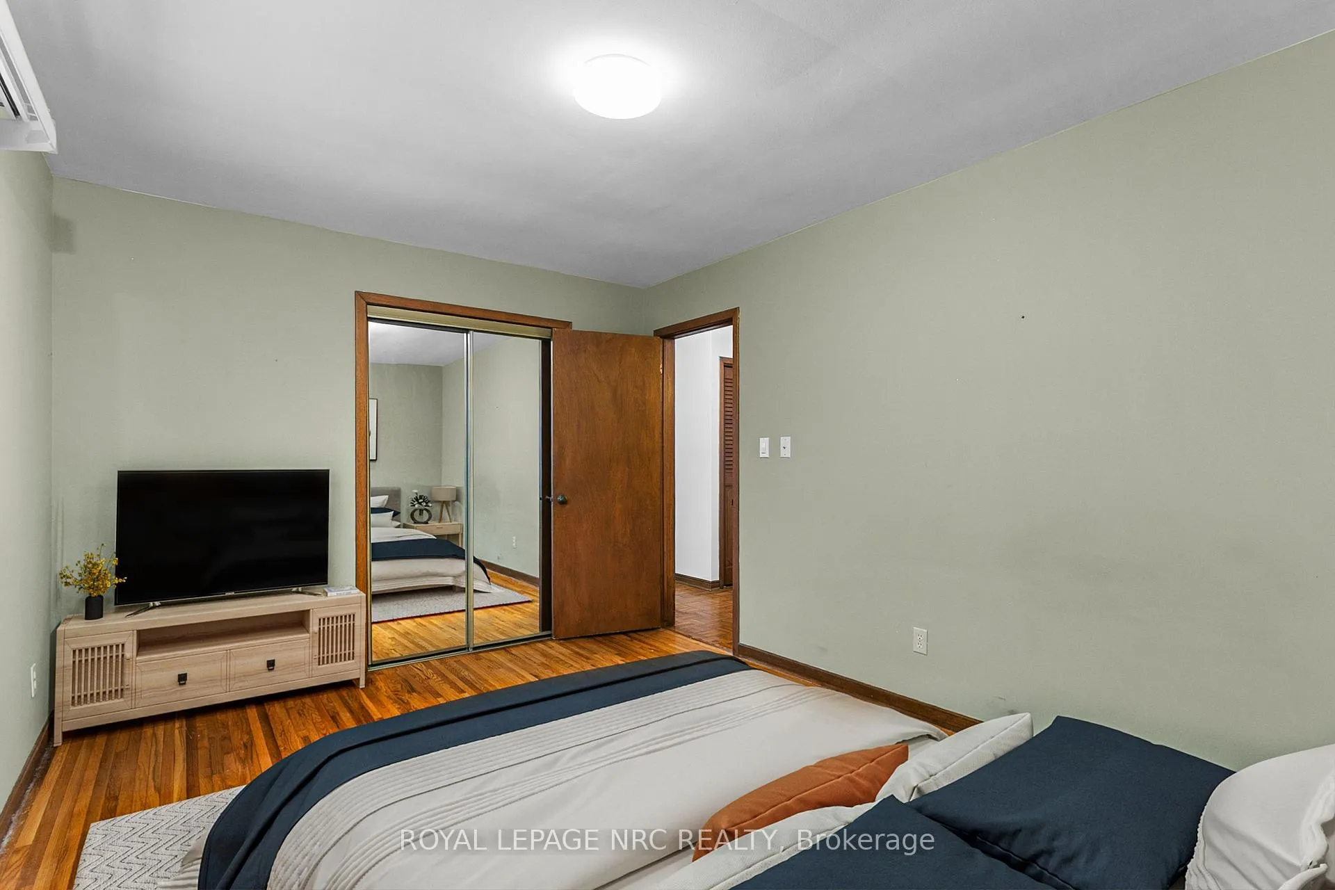 Photo 11 of 7061 Dolphin Street, Niagara Falls, Morrison — HOMEH