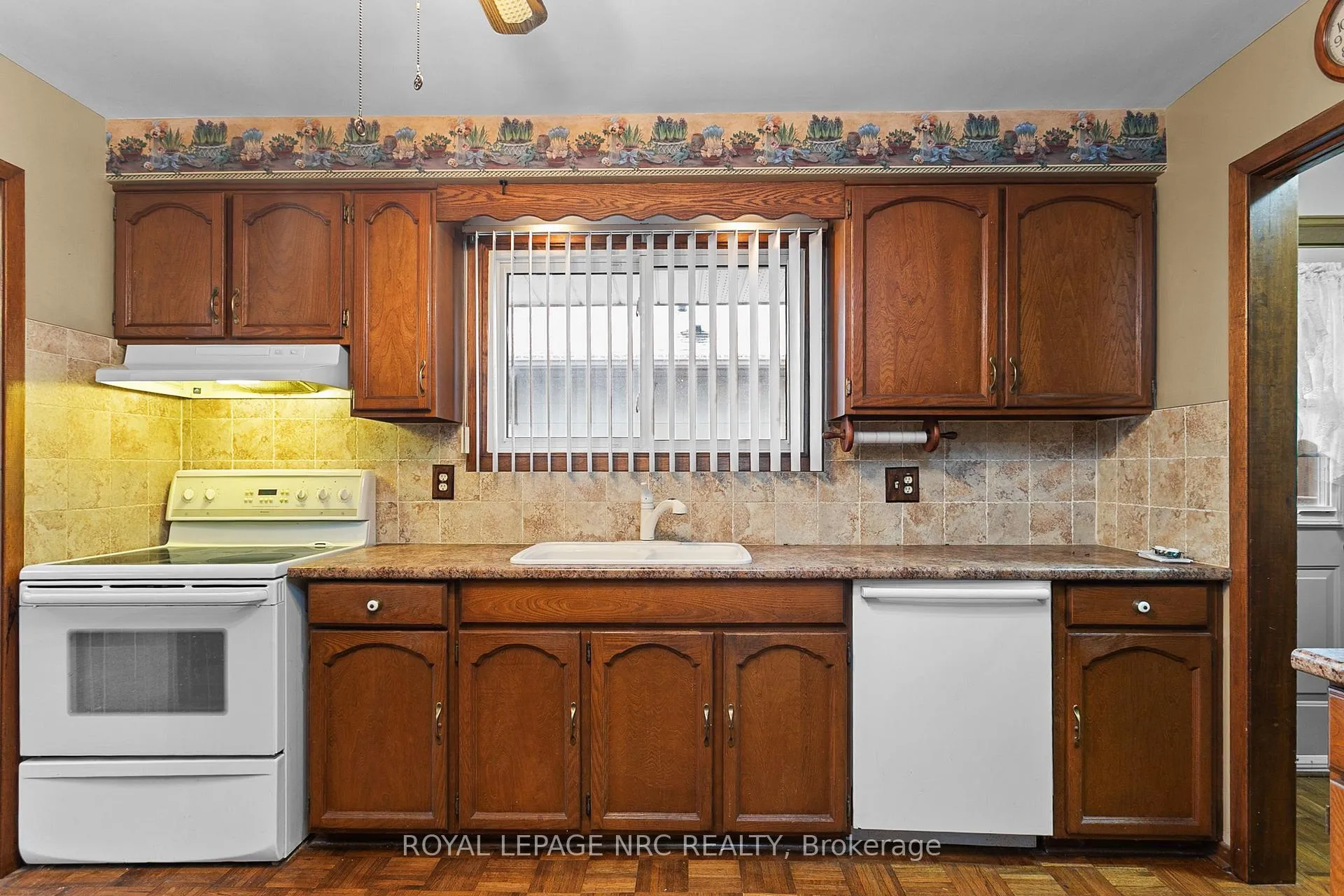 Photo 14 of 7061 Dolphin Street, Niagara Falls, Morrison — HOMEH