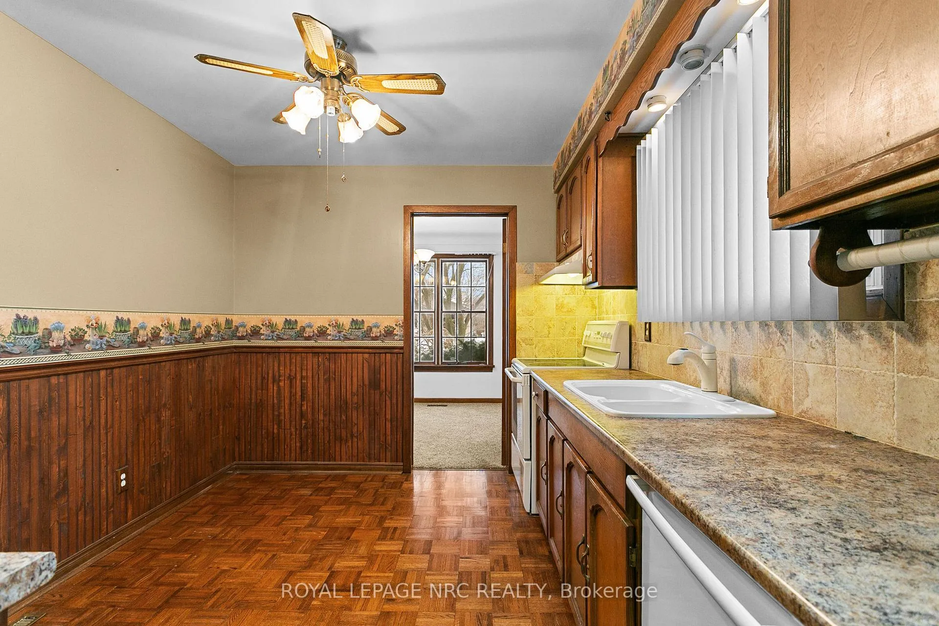Photo 15 of 7061 Dolphin Street, Niagara Falls, Morrison — HOMEH