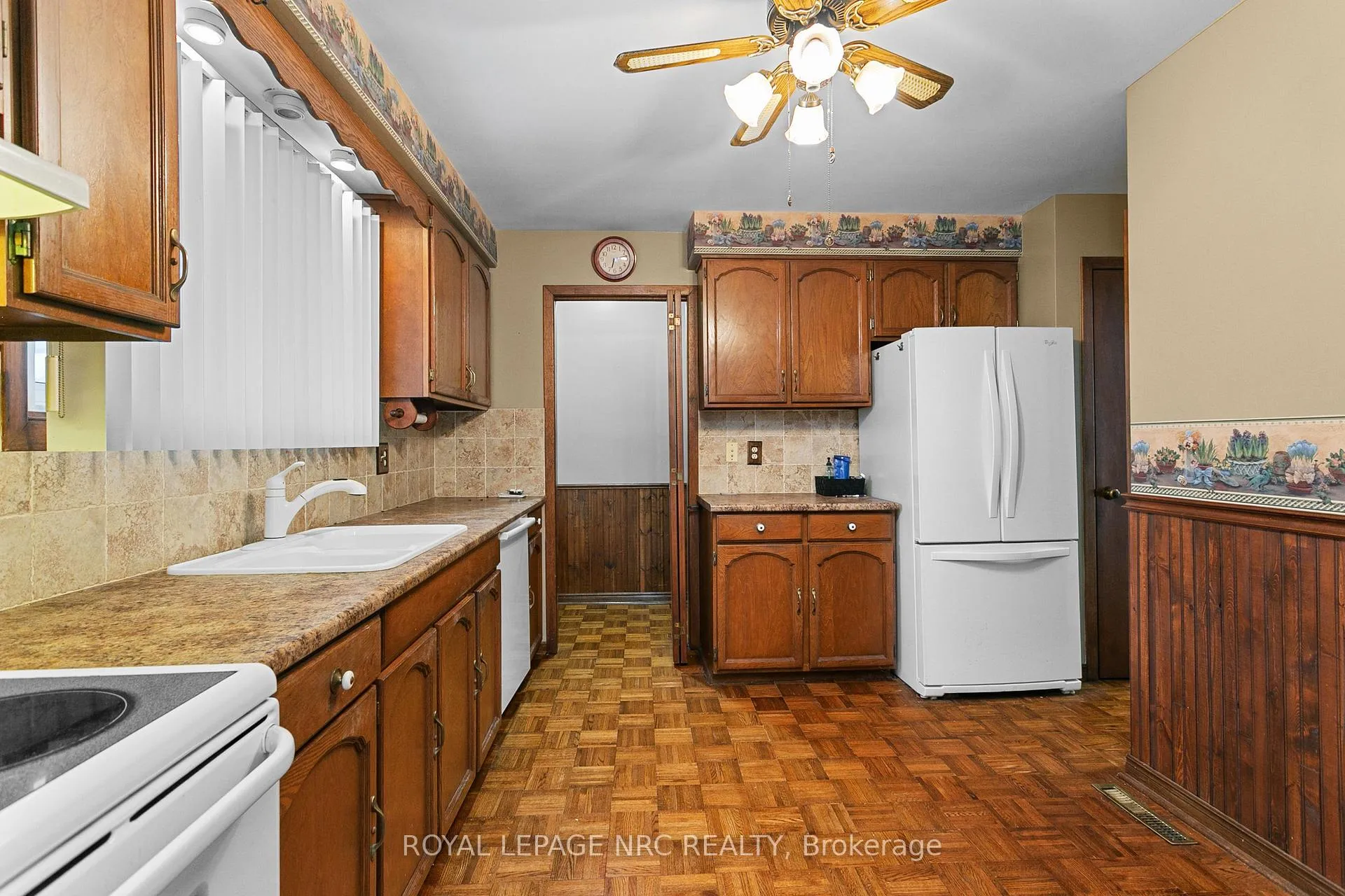Photo 16 of 7061 Dolphin Street, Niagara Falls, Morrison — HOMEH