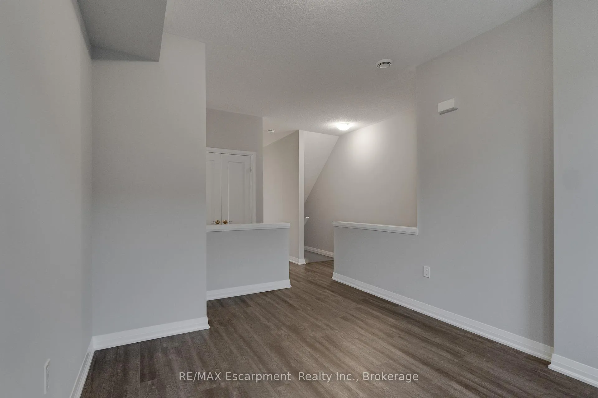 Photo 4 of 53 Aquarius Crescent, Hamilton, Rural Glanbrook — HOMEH