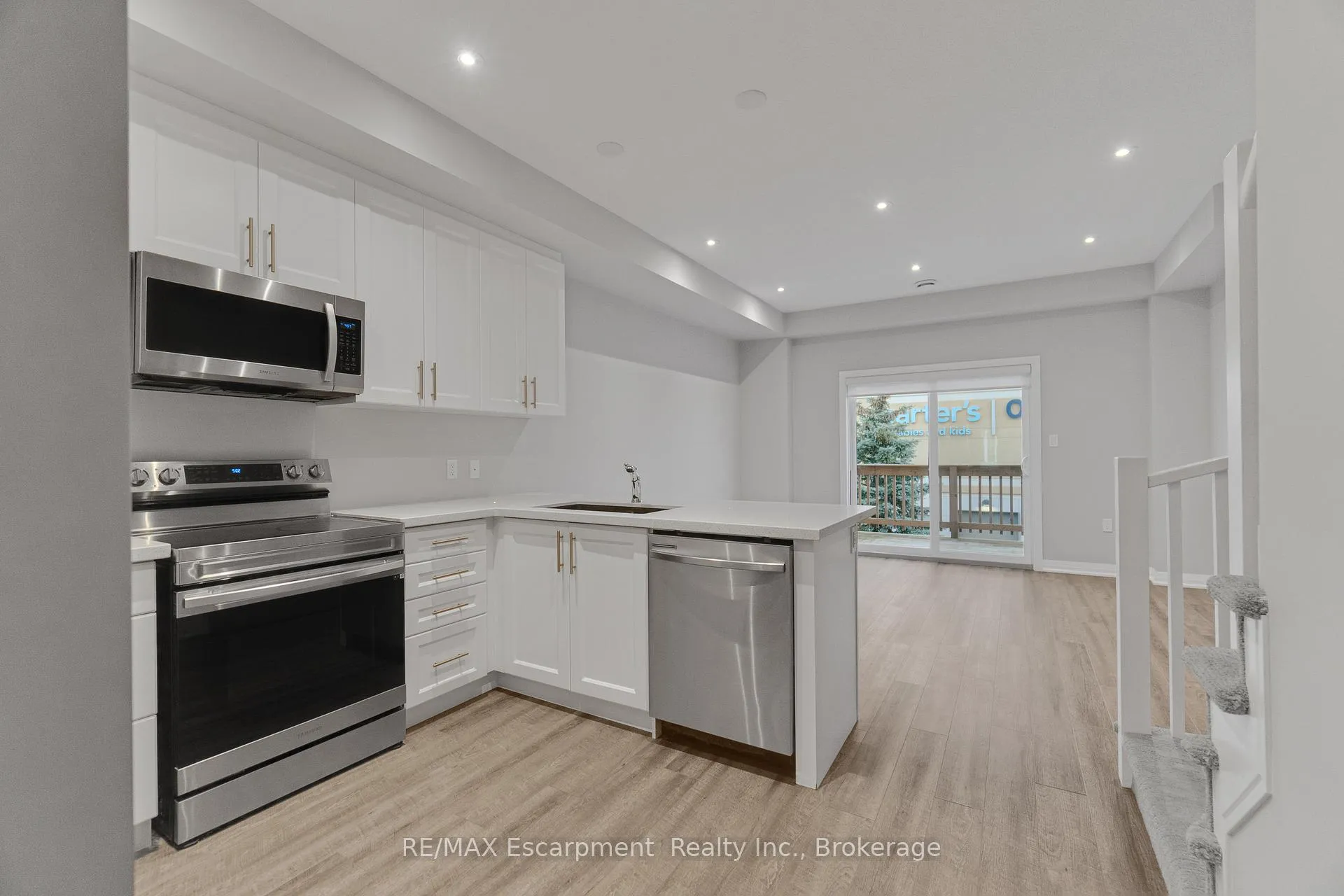 Photo 5 of 53 Aquarius Crescent, Hamilton, Rural Glanbrook — HOMEH