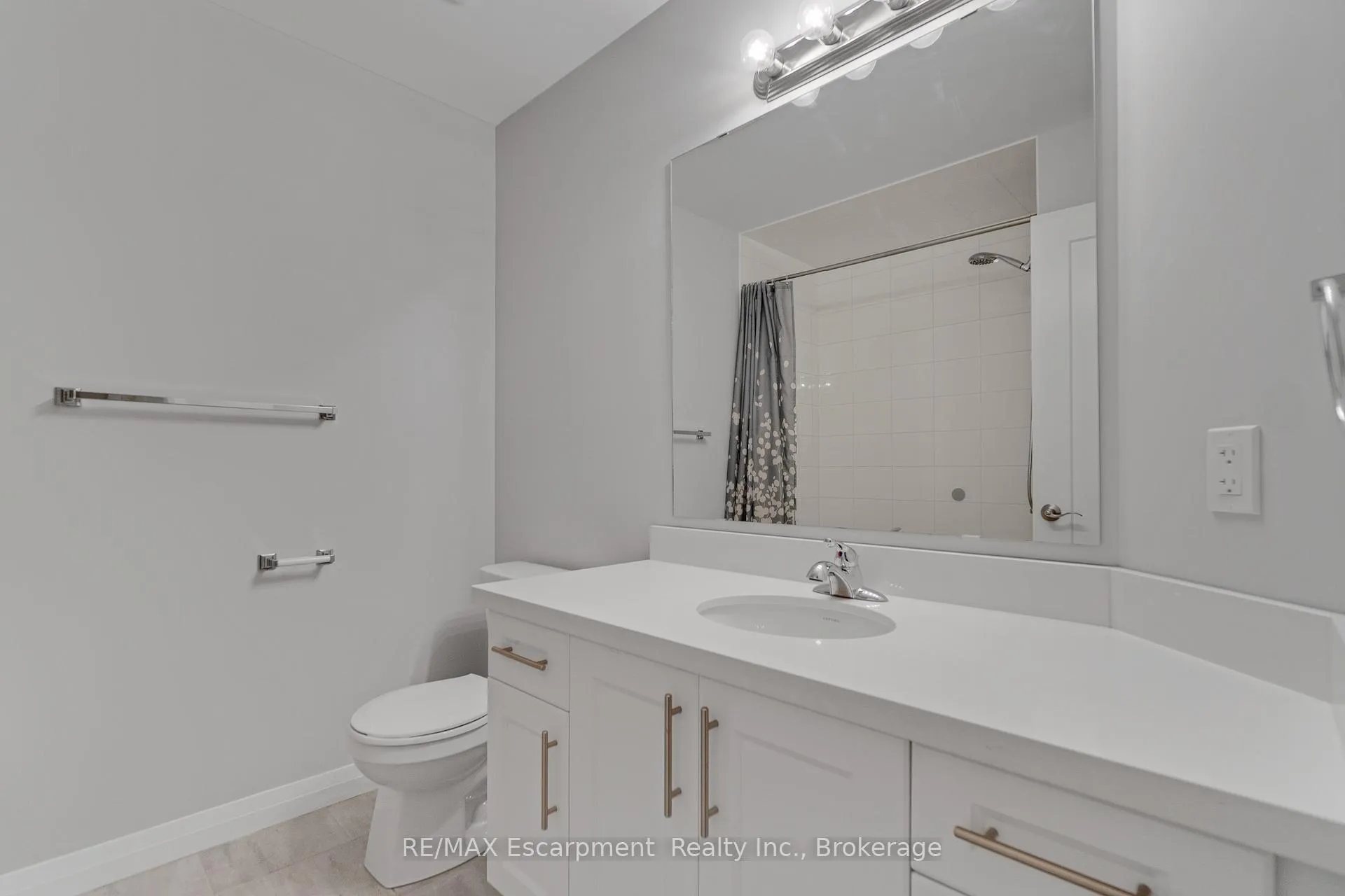 Photo 24 of 53 Aquarius Crescent, Hamilton, Rural Glanbrook — HOMEH