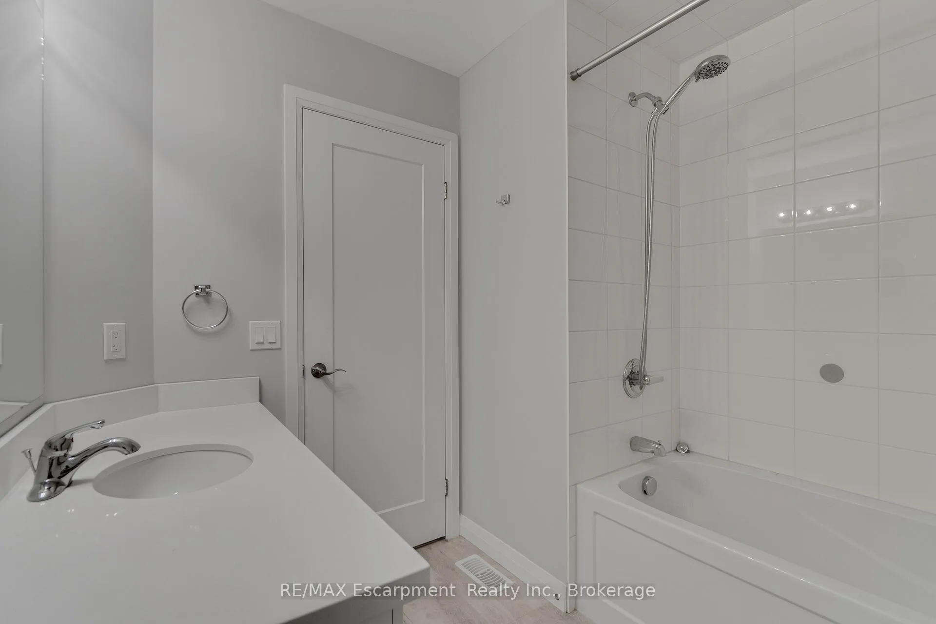 Photo 25 of 53 Aquarius Crescent, Hamilton, Rural Glanbrook — HOMEH