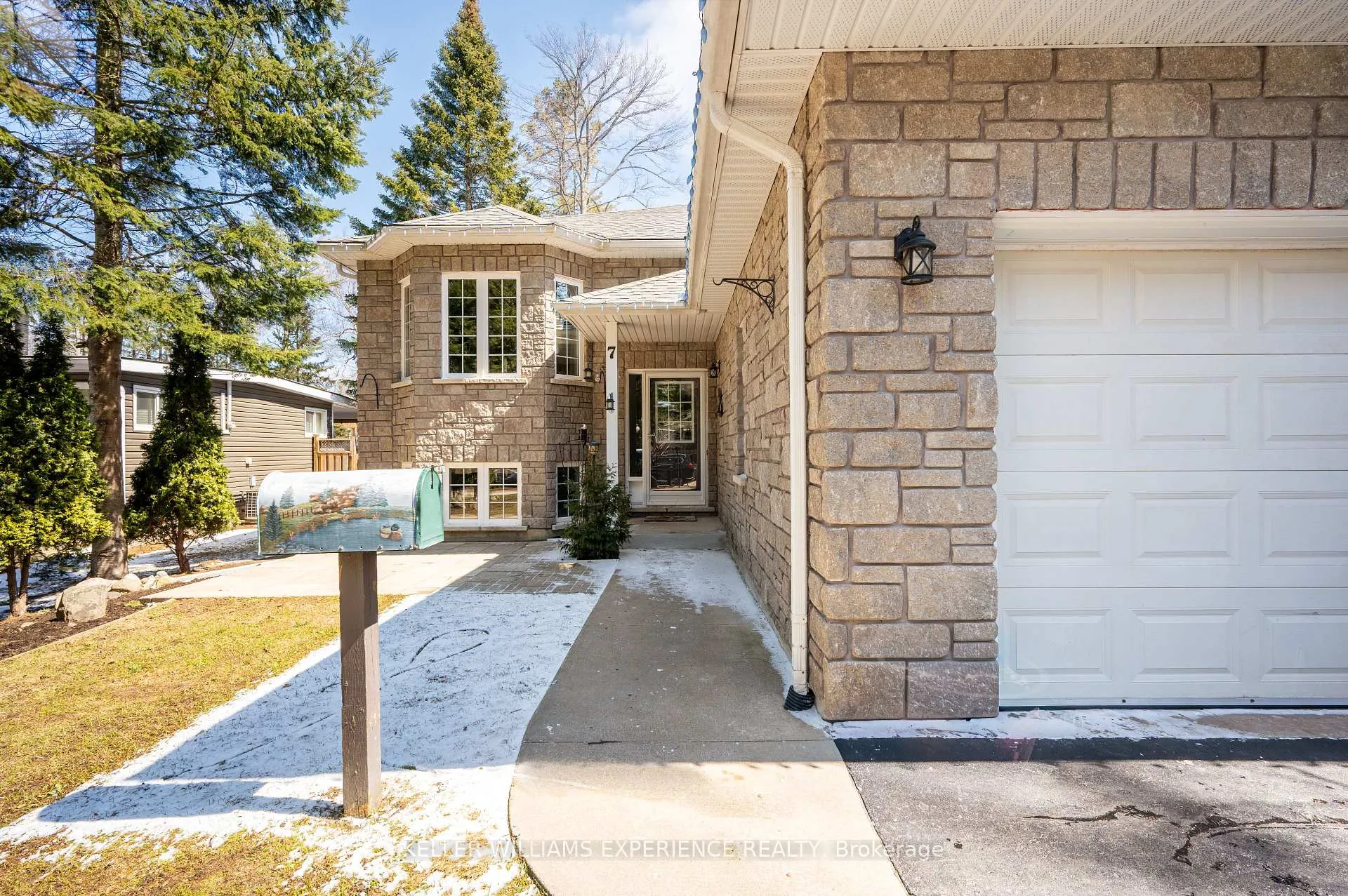 Photo 2 of 7 50th Street S, Wasaga Beach — HOMEH