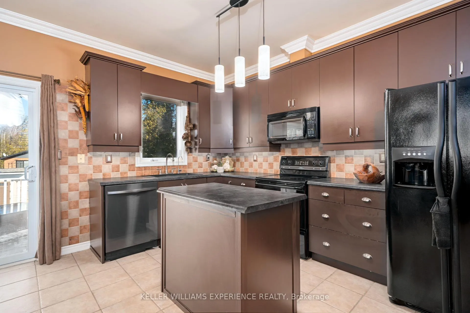 Photo 10 of 7 50th Street S, Wasaga Beach — HOMEH