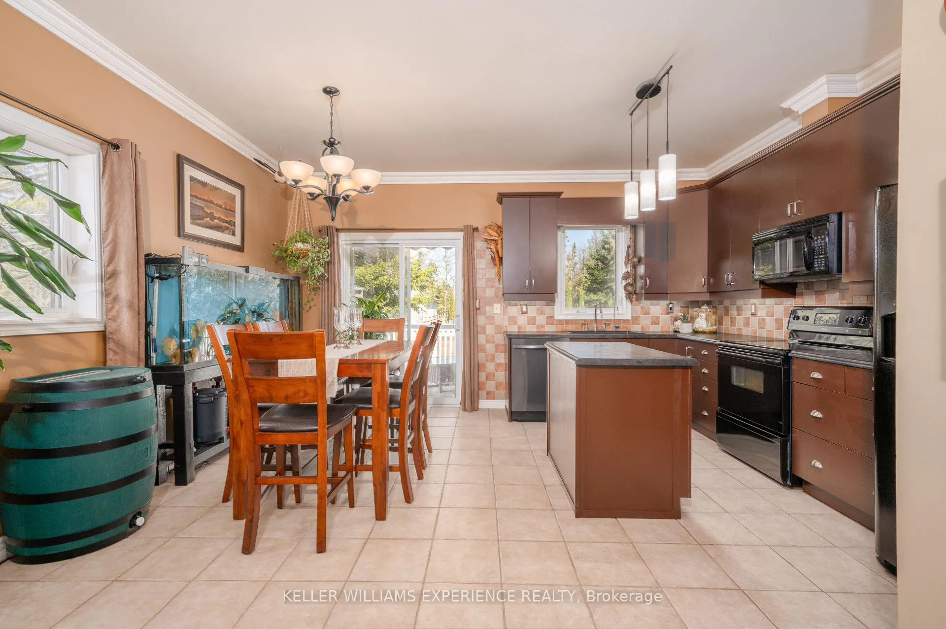 Photo 11 of 7 50th Street S, Wasaga Beach — HOMEH