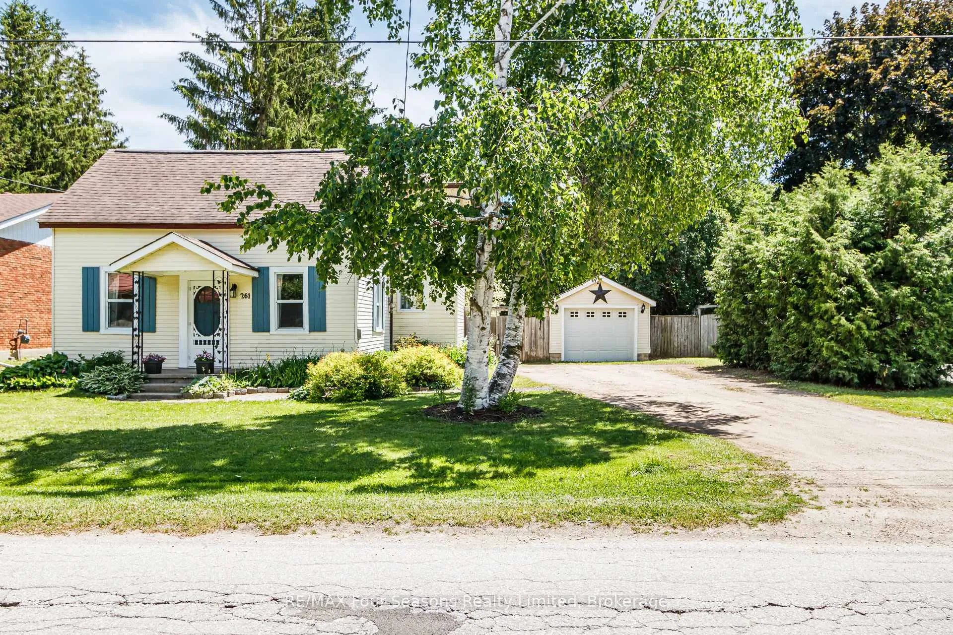 Photo 1 of 261 Superior Street, Clearview, Stayner — HOMEH