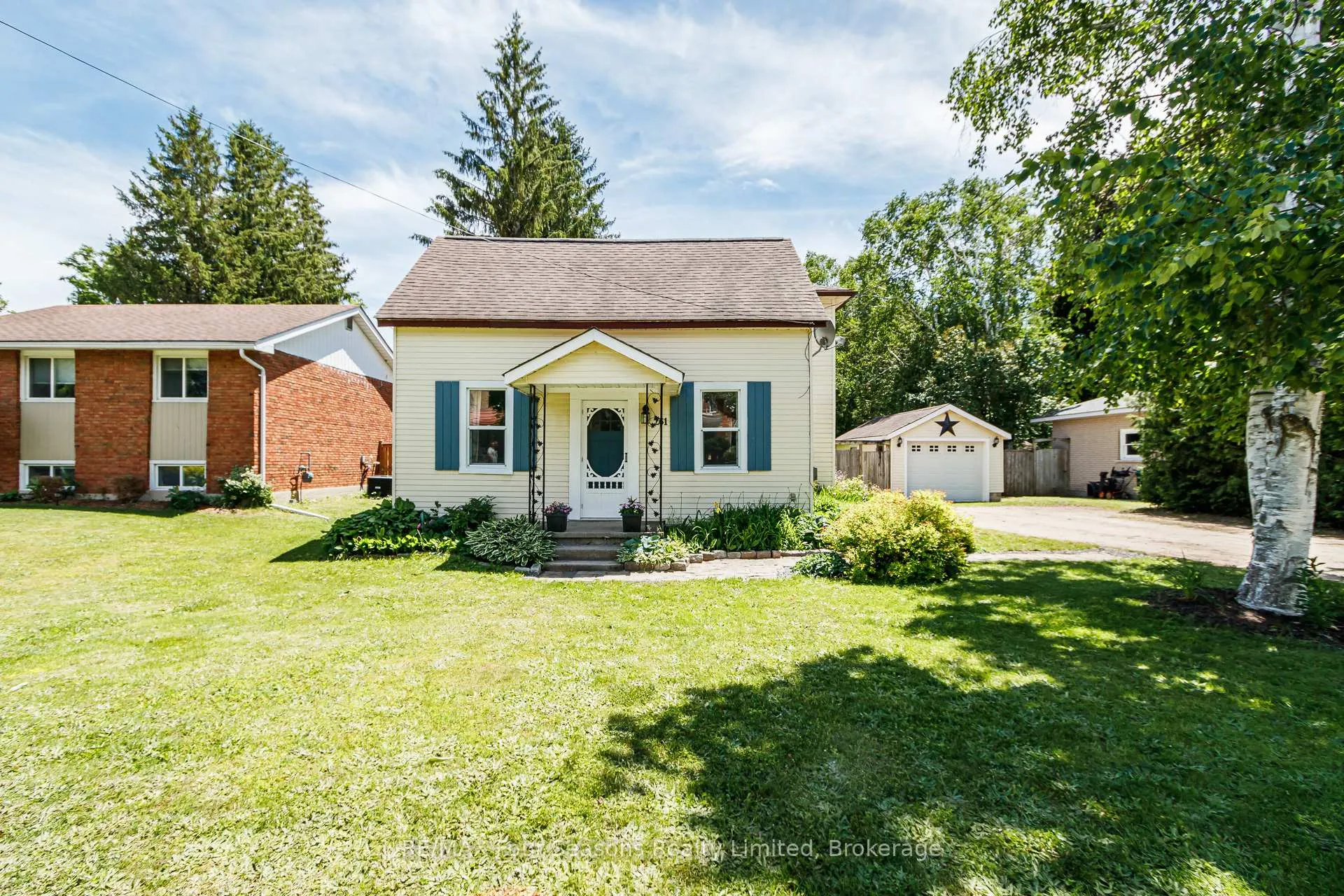 Photo 2 of 261 Superior Street, Clearview, Stayner — HOMEH
