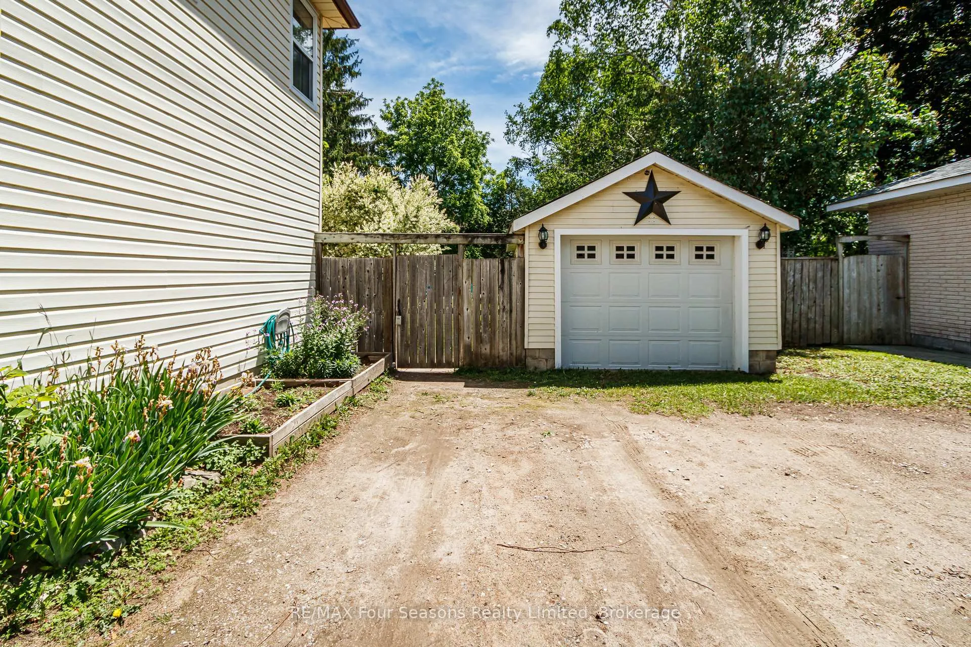 Photo 5 of 261 Superior Street, Clearview, Stayner — HOMEH