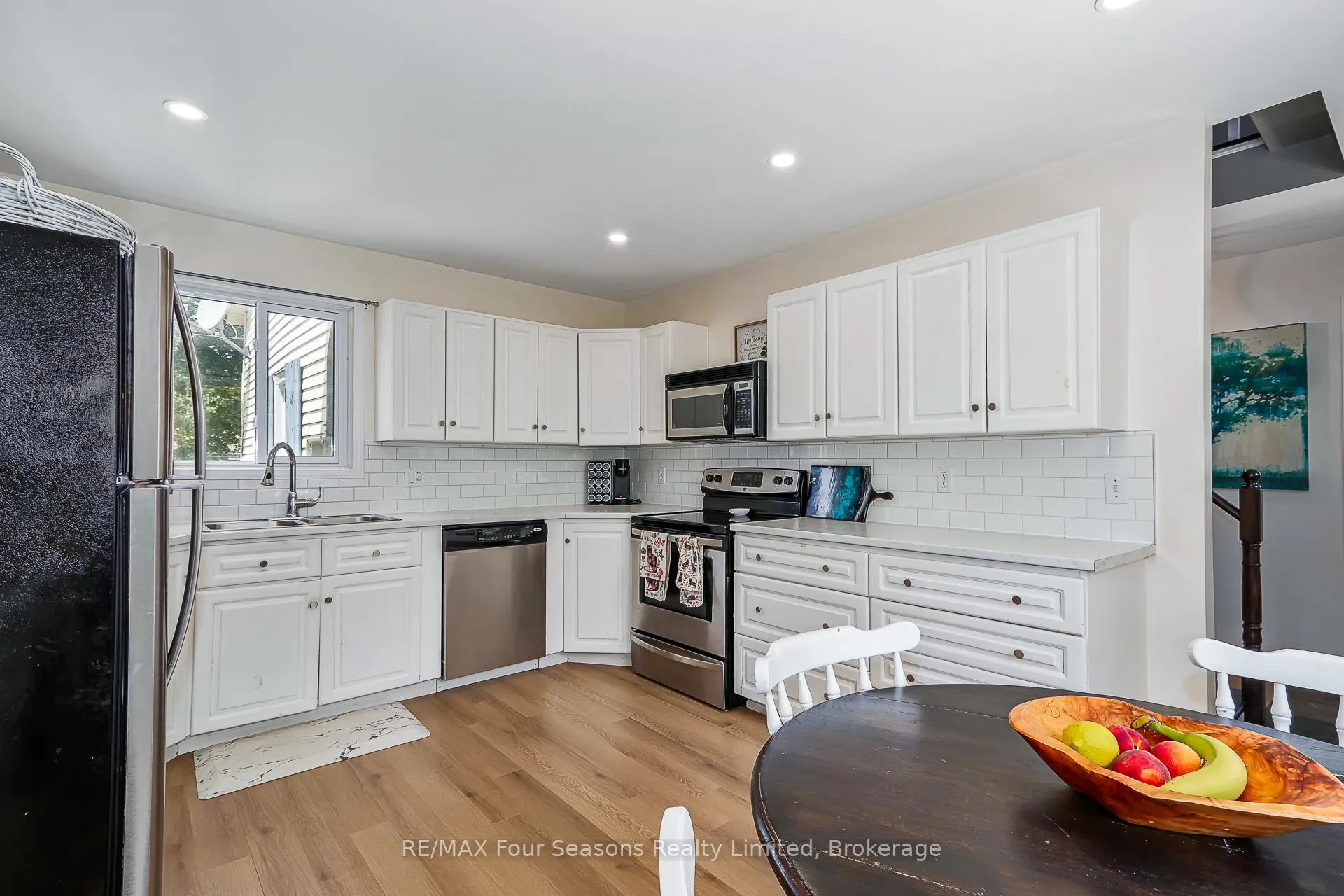 Photo 13 of 261 Superior Street, Clearview, Stayner — HOMEH