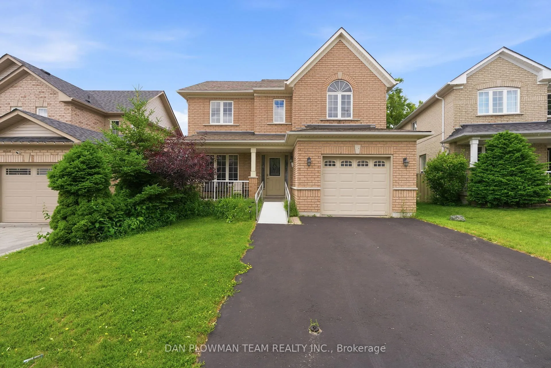 Photo 2 of 229 Huntington Crescent, Clarington, Courtice — HOMEH