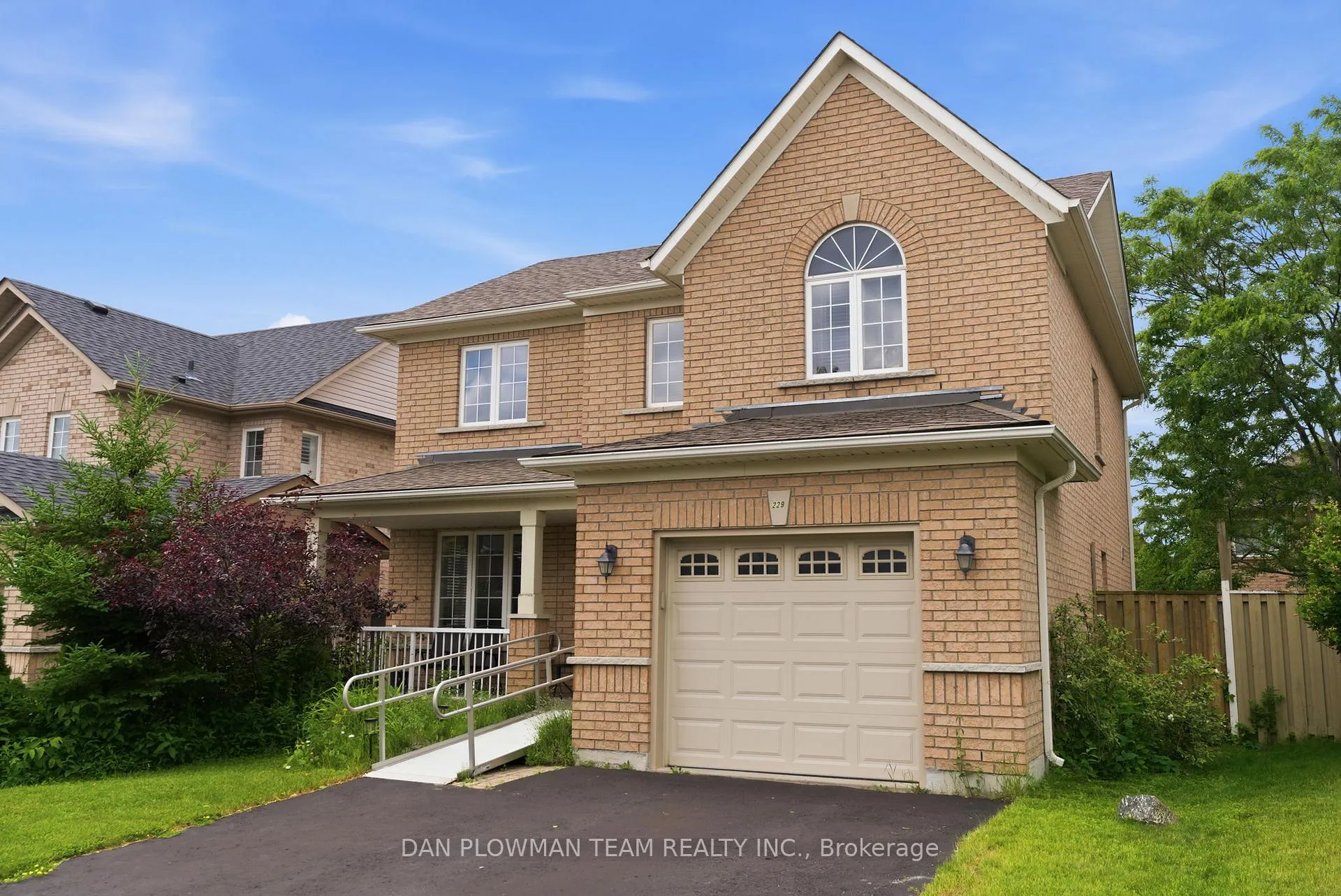 Photo 3 of 229 Huntington Crescent, Clarington, Courtice — HOMEH