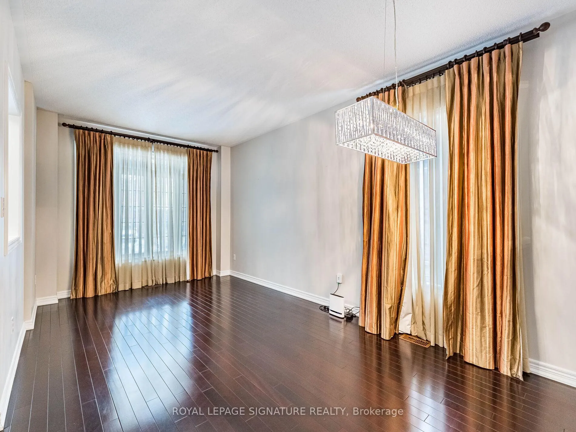 Photo 5 of 27 Permafrost Drive, Brampton, Sandringham-Wellington — HOMEH