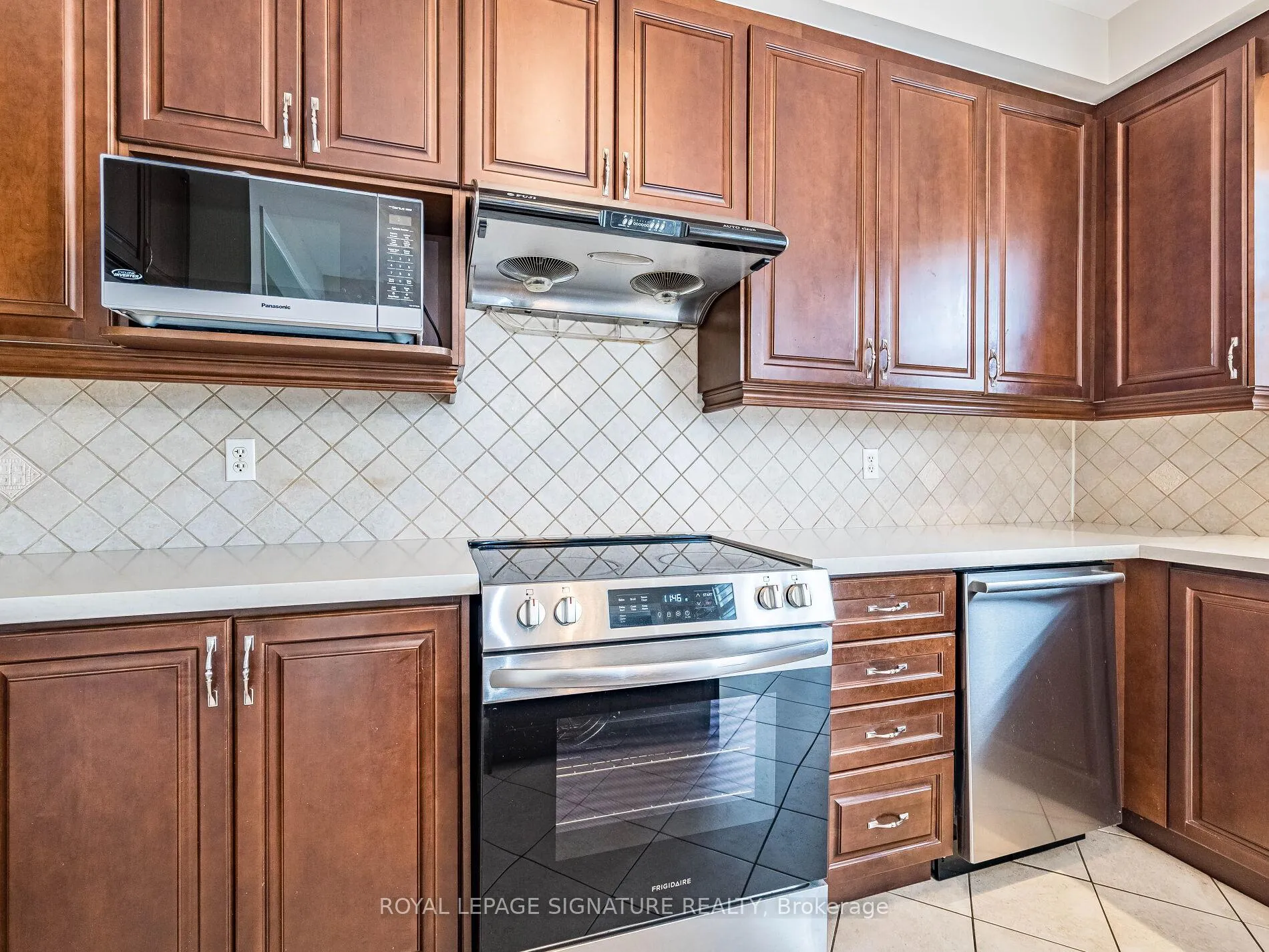Photo 9 of 27 Permafrost Drive, Brampton, Sandringham-Wellington — HOMEH