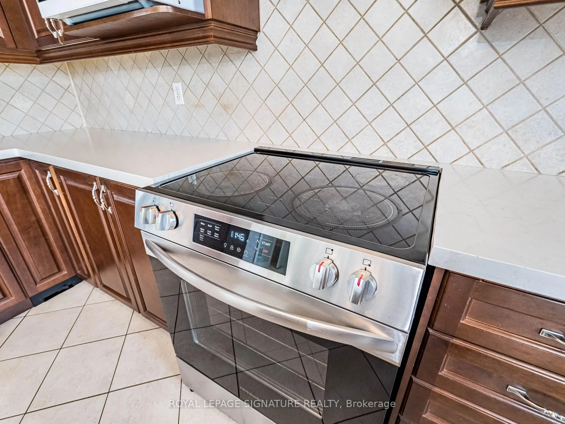 Photo 11 of 27 Permafrost Drive, Brampton, Sandringham-Wellington — HOMEH