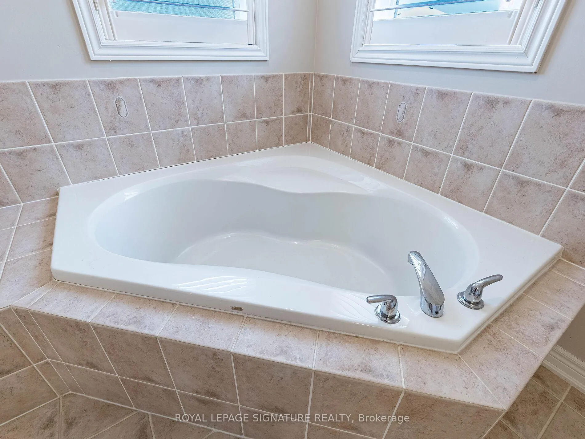 Photo 26 of 27 Permafrost Drive, Brampton, Sandringham-Wellington — HOMEH