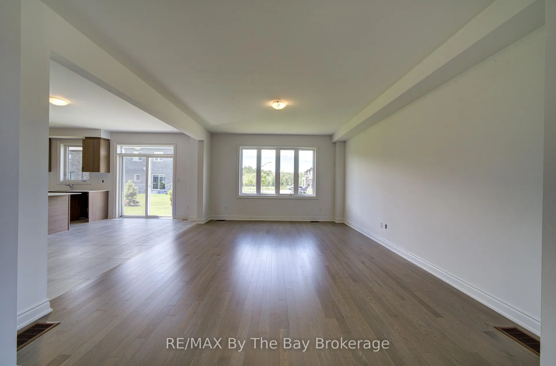 Photo 7 of 1 Amber Drive, Wasaga Beach — HOMEH