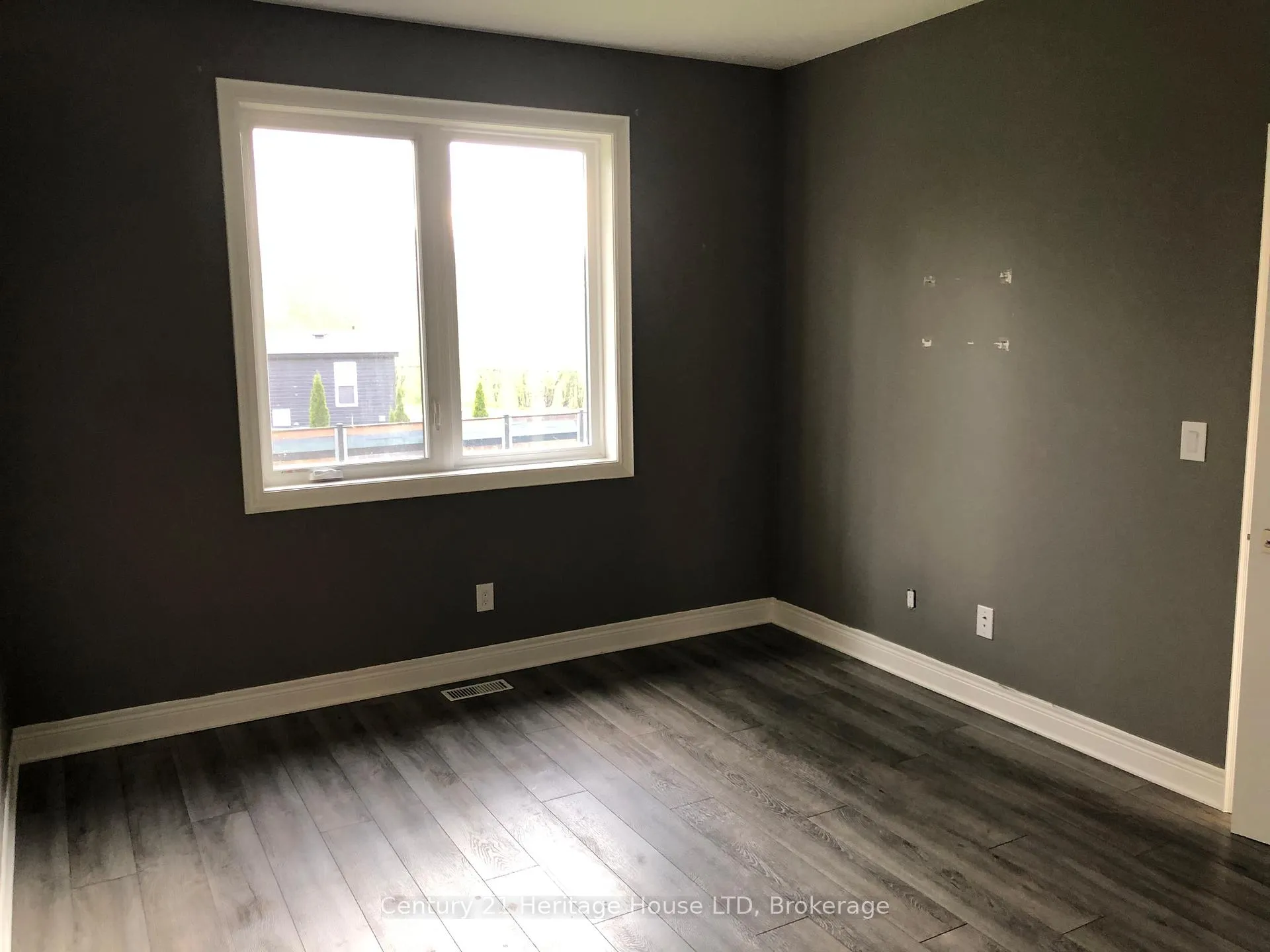 Photo 4 of 8439 Willoughby Drive W, Niagara Falls, Chippawa — HOMEH