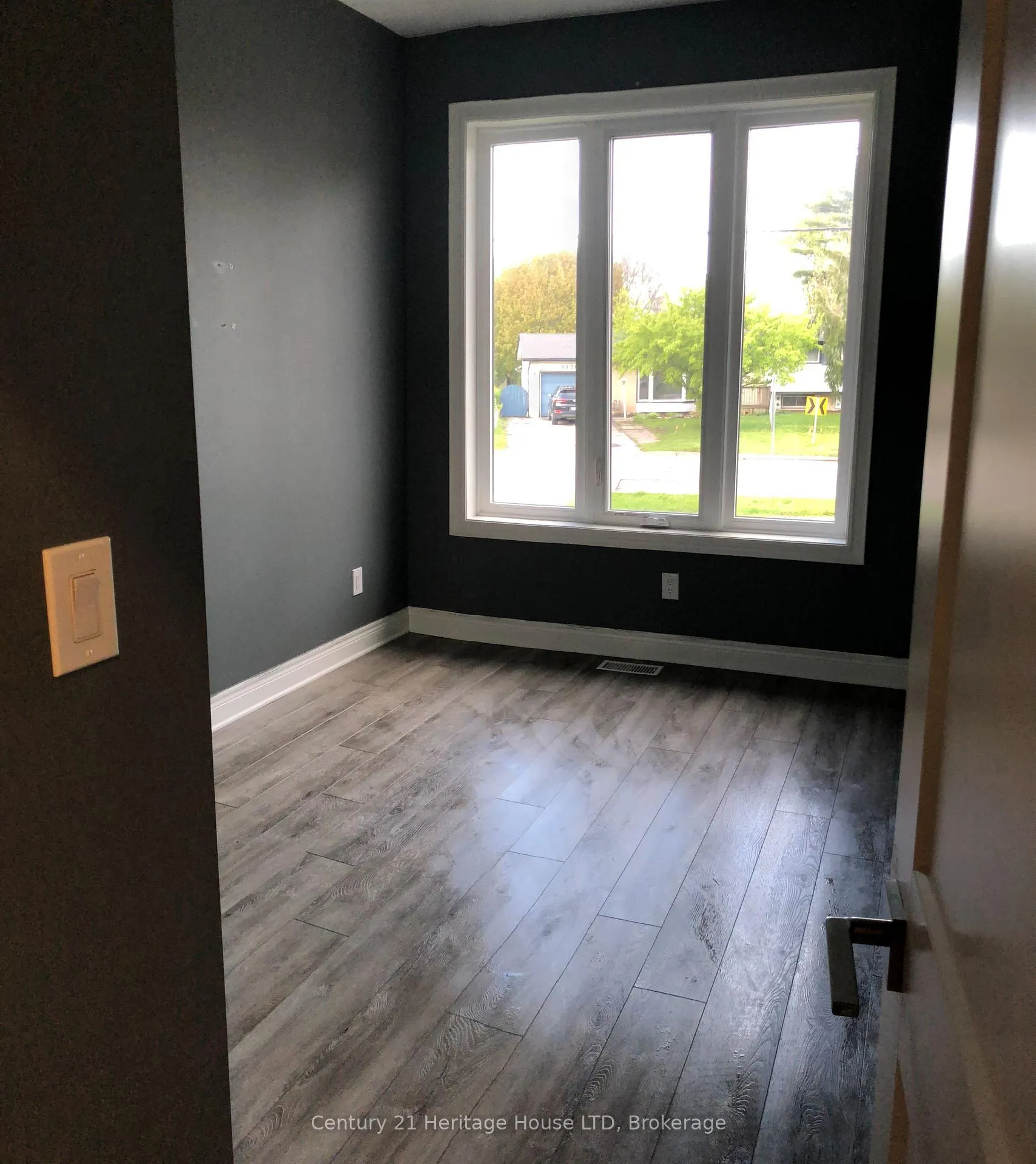 Photo 10 of 8439 Willoughby Drive W, Niagara Falls, Chippawa — HOMEH