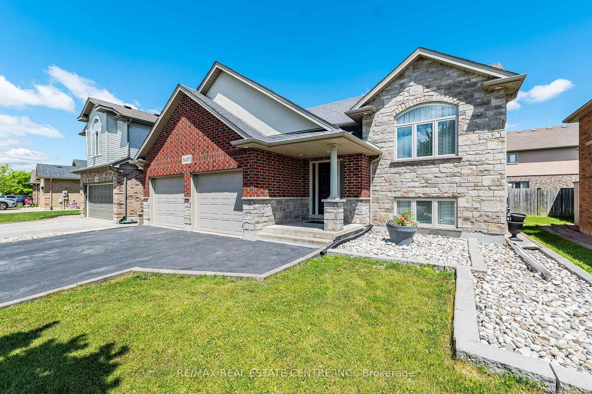 Photo 4 of 8493 Glavcic Drive, Niagara Falls, Forestview — HOMEH