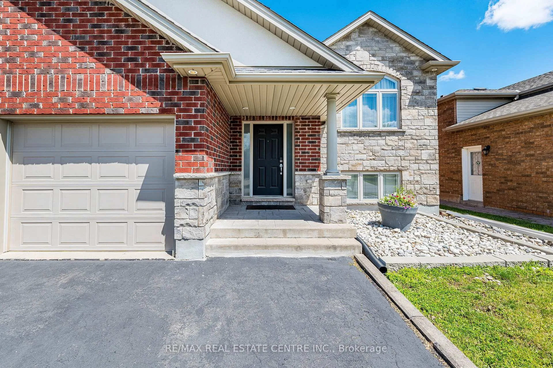 Photo 5 of 8493 Glavcic Drive, Niagara Falls, Forestview — HOMEH