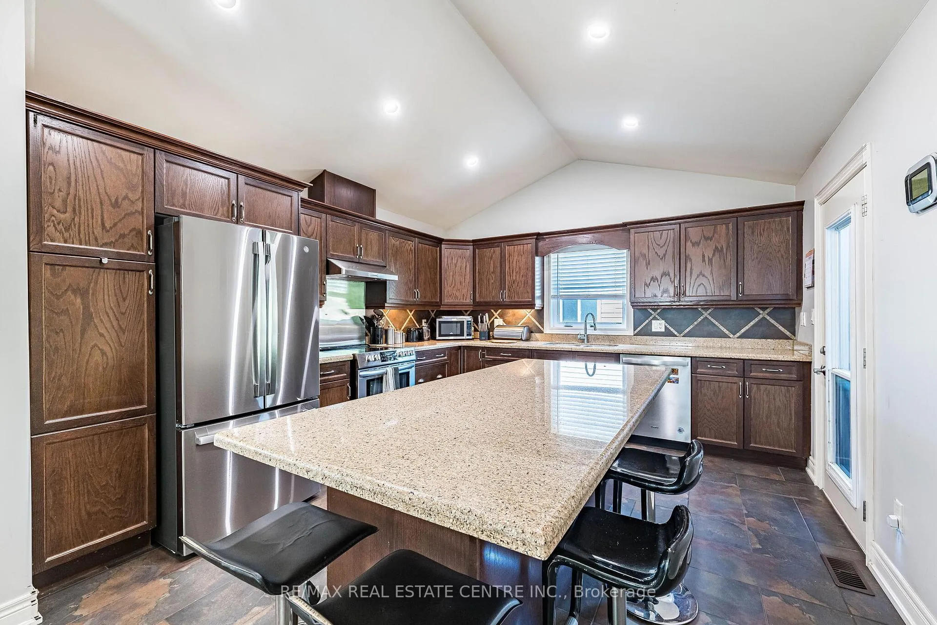 Photo 12 of 8493 Glavcic Drive, Niagara Falls, Forestview — HOMEH