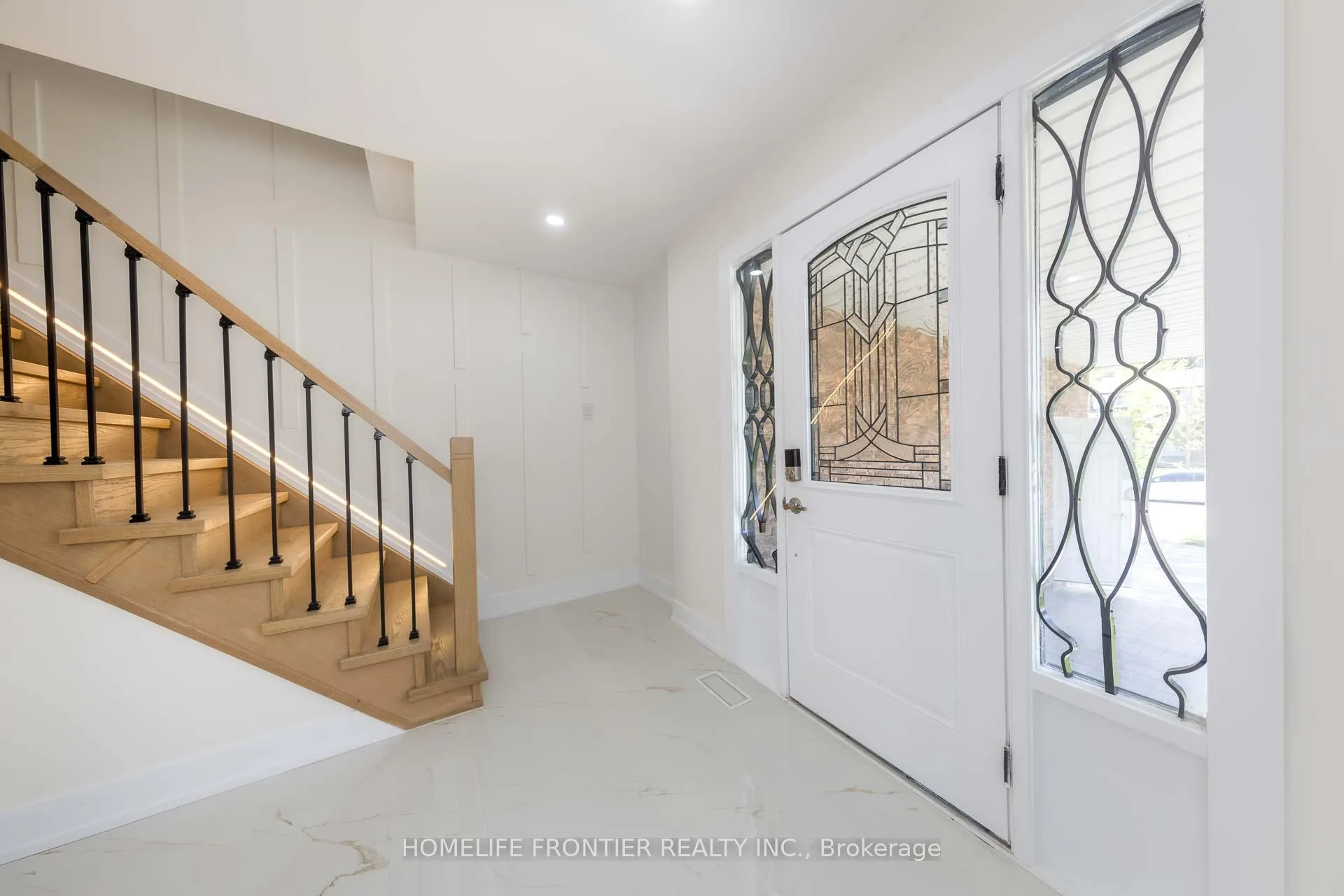 Photo 3 of 40 Rutledge Avenue, Newmarket, Huron Heights-Leslie Valley — HOMEH