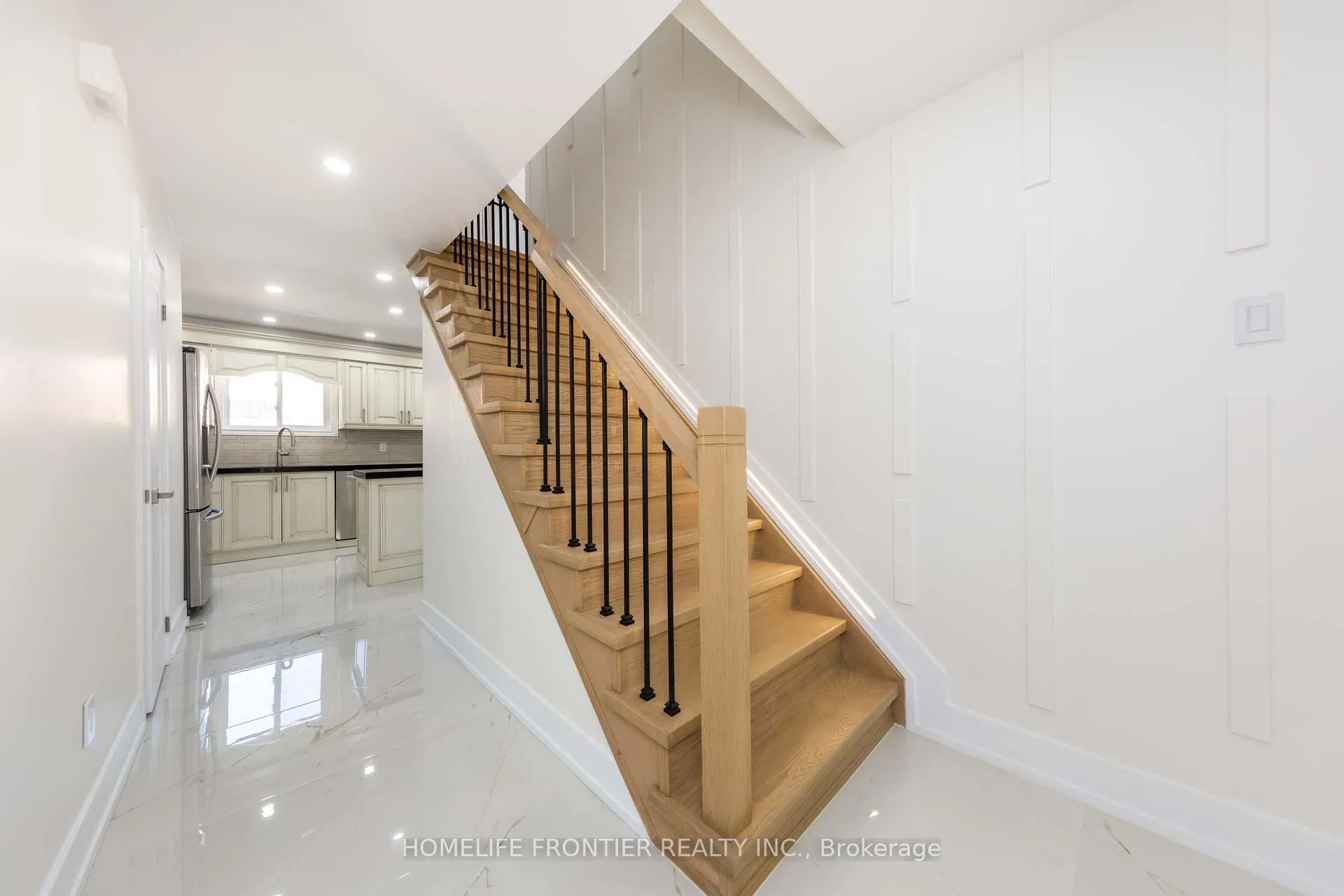 Photo 4 of 40 Rutledge Avenue, Newmarket, Huron Heights-Leslie Valley — HOMEH