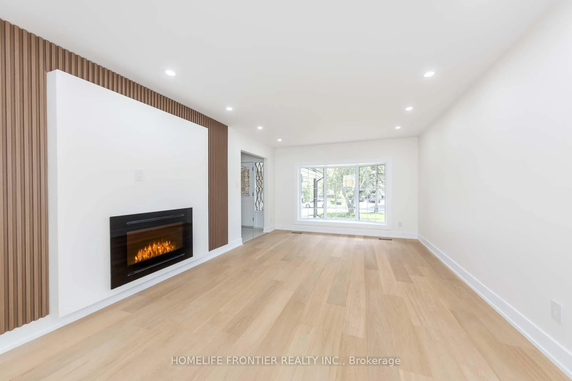Photo 5 of 40 Rutledge Avenue, Newmarket, Huron Heights-Leslie Valley — HOMEH