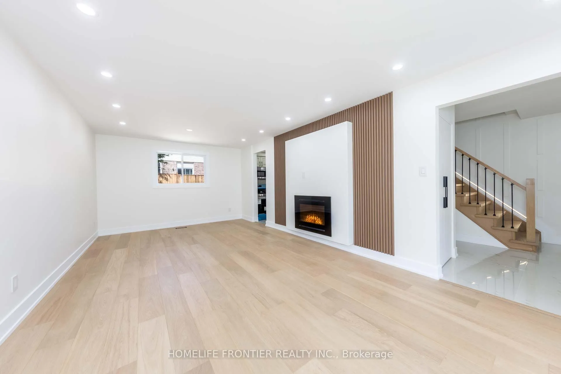 Photo 8 of 40 Rutledge Avenue, Newmarket, Huron Heights-Leslie Valley — HOMEH