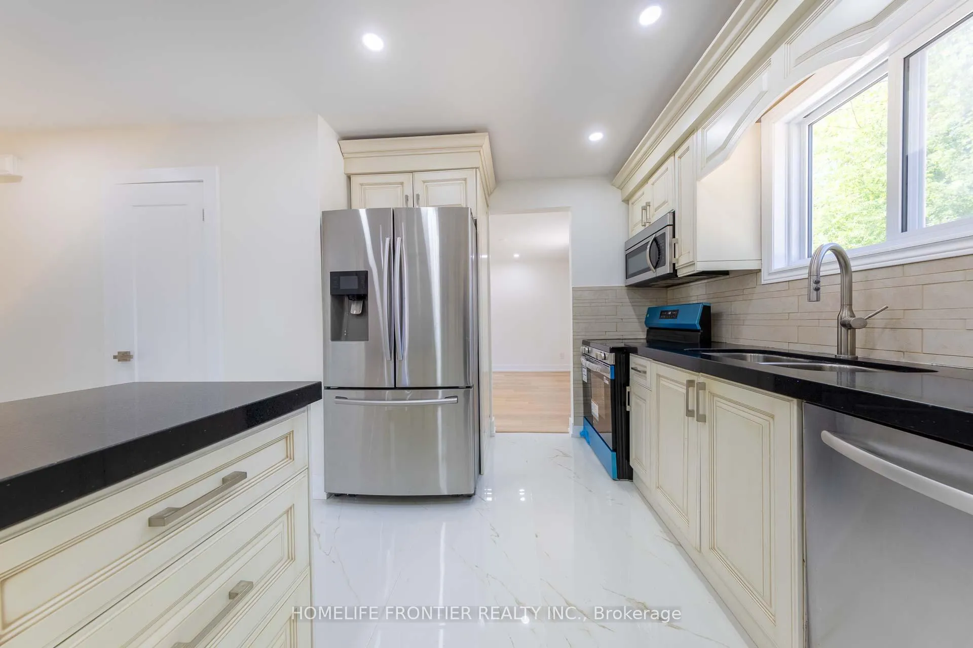 Photo 10 of 40 Rutledge Avenue, Newmarket, Huron Heights-Leslie Valley — HOMEH