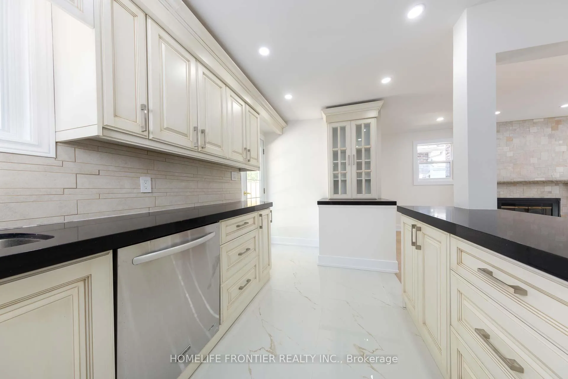 Photo 11 of 40 Rutledge Avenue, Newmarket, Huron Heights-Leslie Valley — HOMEH