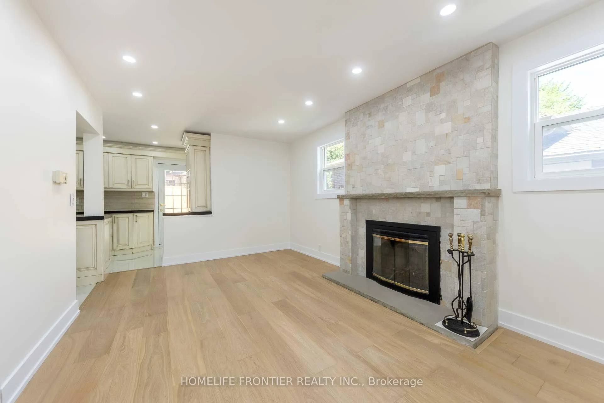 Photo 12 of 40 Rutledge Avenue, Newmarket, Huron Heights-Leslie Valley — HOMEH
