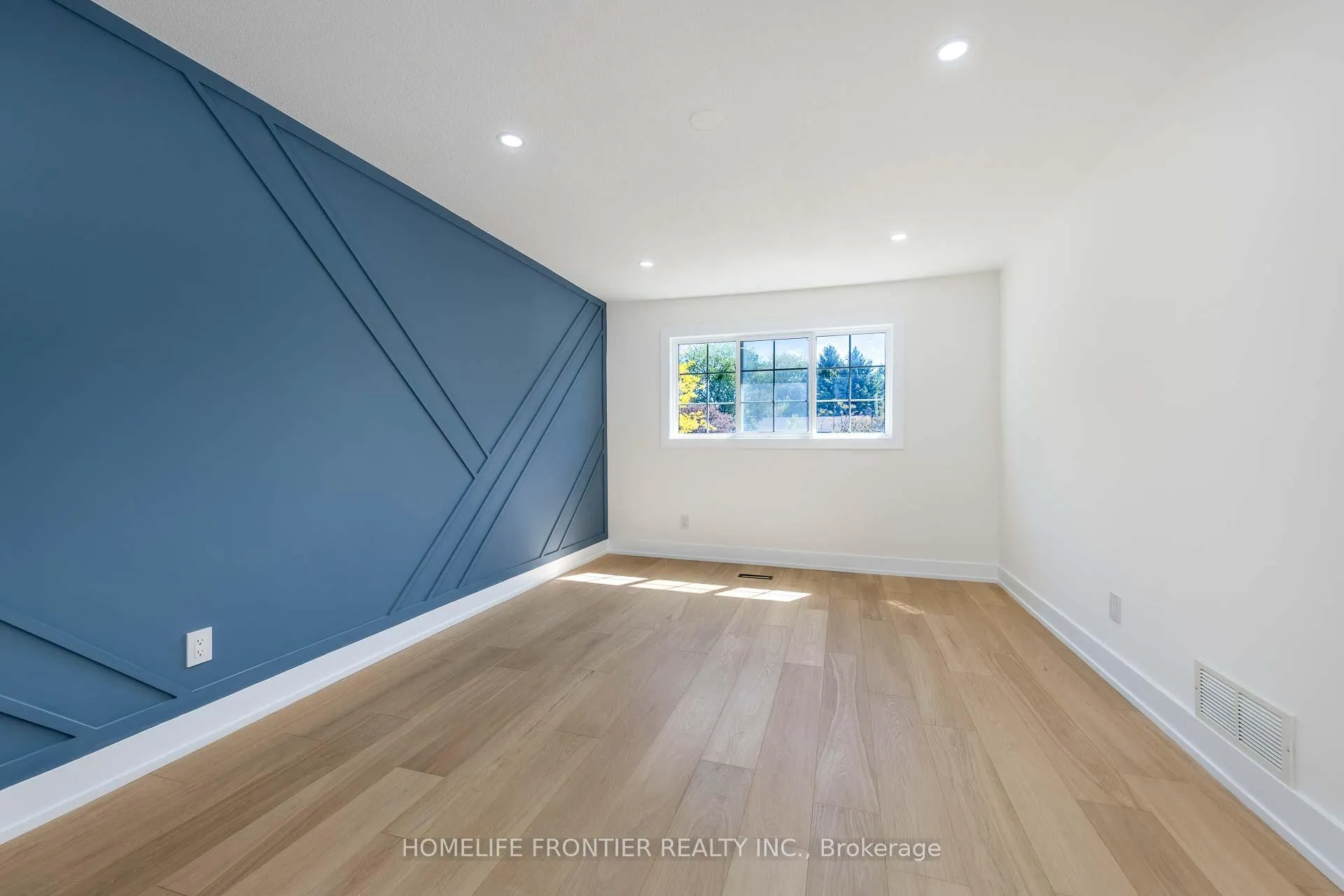 Photo 17 of 40 Rutledge Avenue, Newmarket, Huron Heights-Leslie Valley — HOMEH