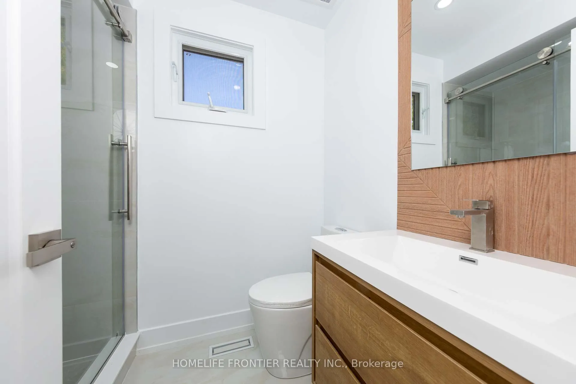 Photo 19 of 40 Rutledge Avenue, Newmarket, Huron Heights-Leslie Valley — HOMEH