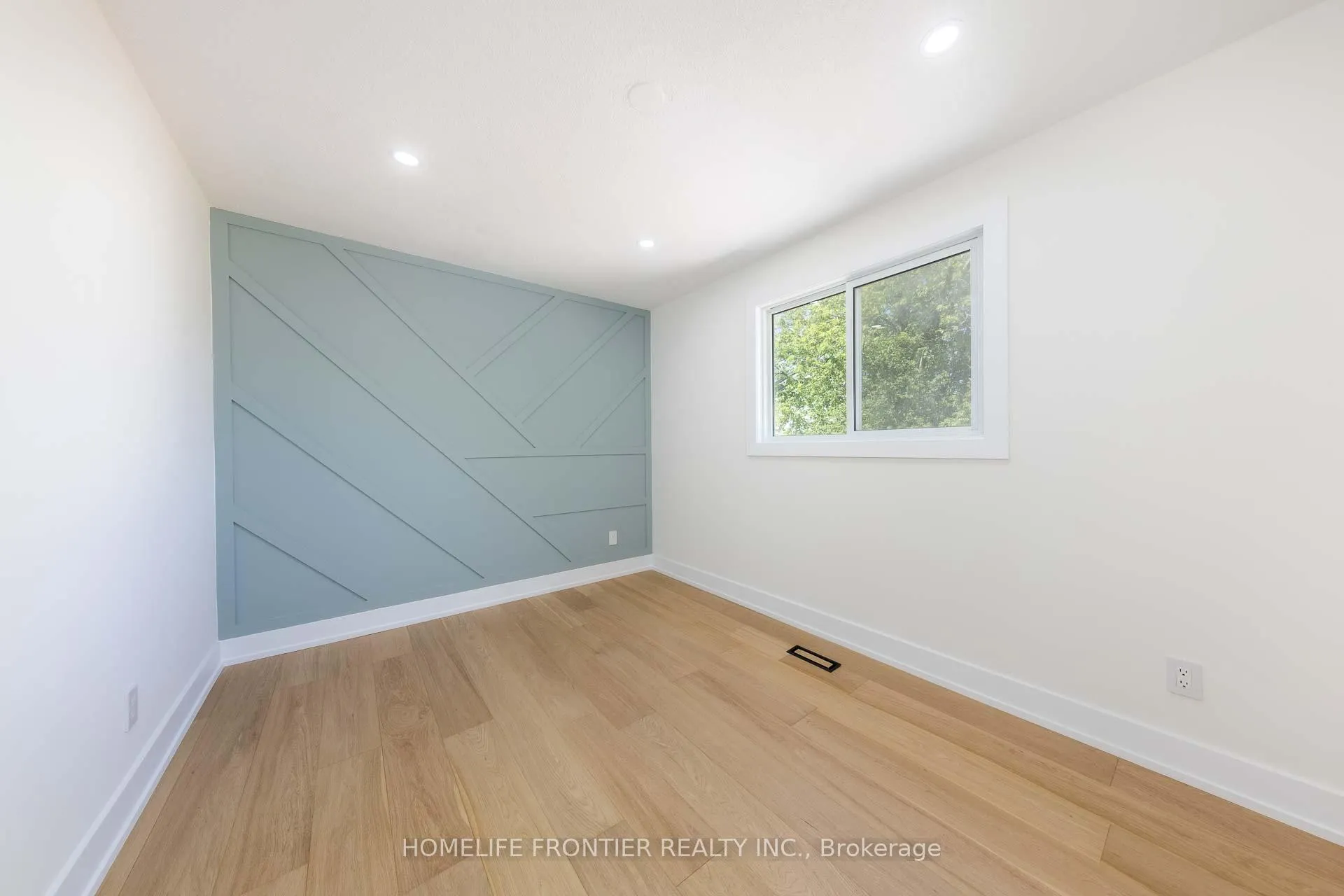 Photo 22 of 40 Rutledge Avenue, Newmarket, Huron Heights-Leslie Valley — HOMEH