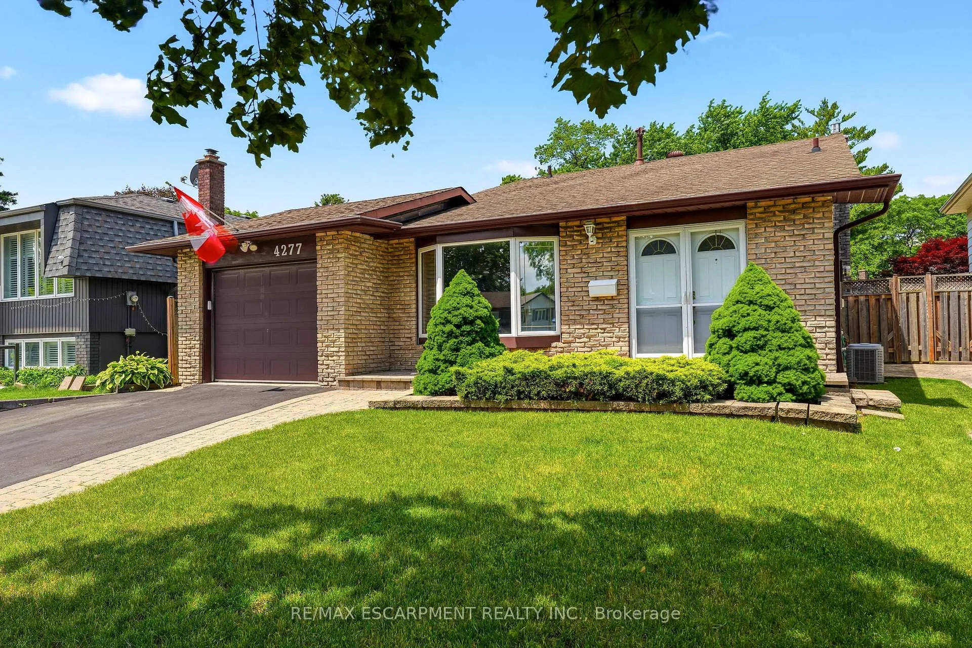 Photo 2 of 4277 Longmoor Drive, Burlington, Shoreacres — HOMEH