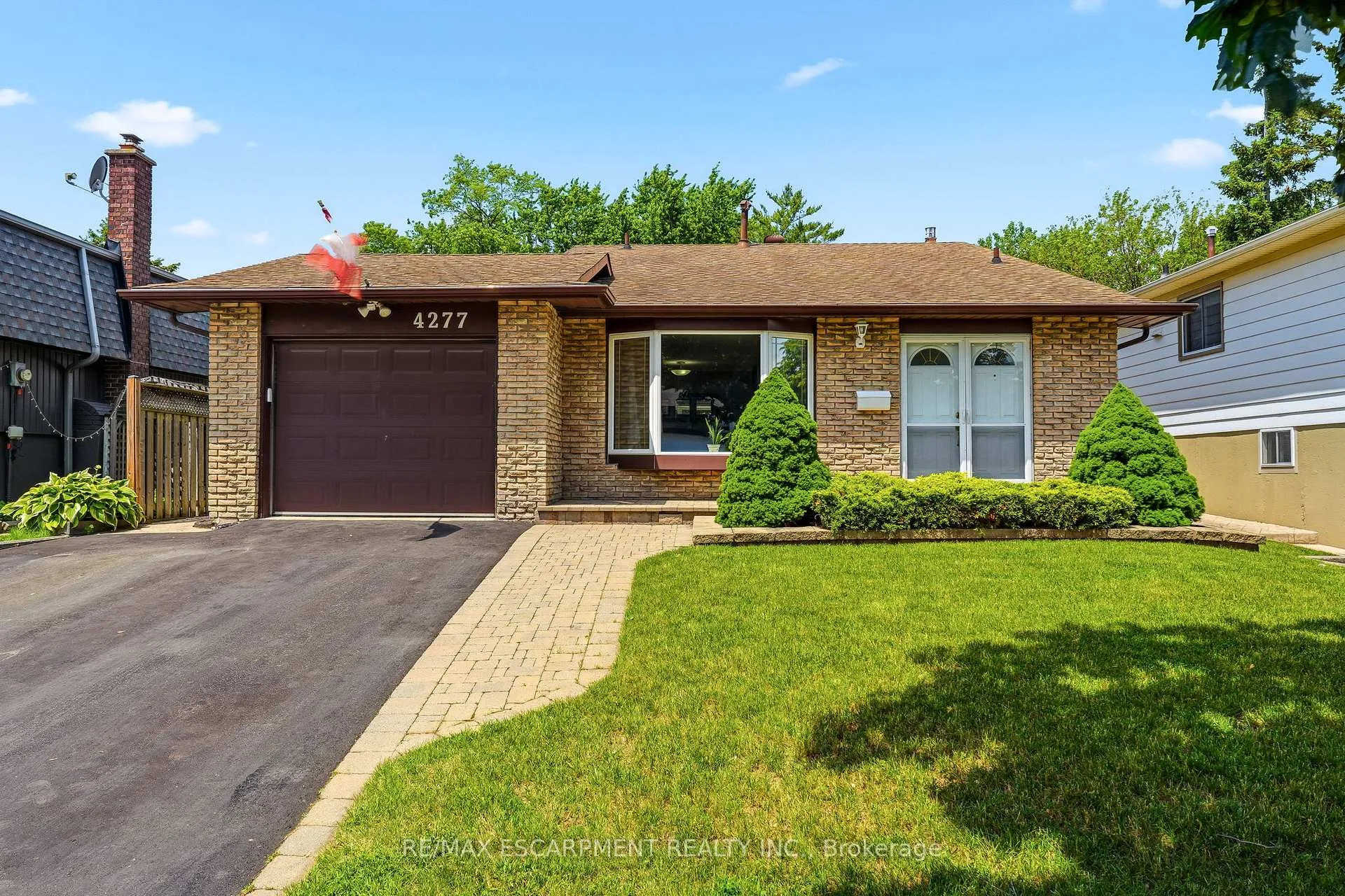 Photo 3 of 4277 Longmoor Drive, Burlington, Shoreacres — HOMEH