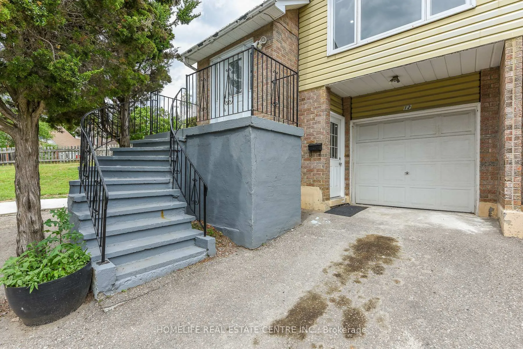 Photo 3 of 12 Courtleigh Square, Brampton, Heart Lake East — HOMEH
