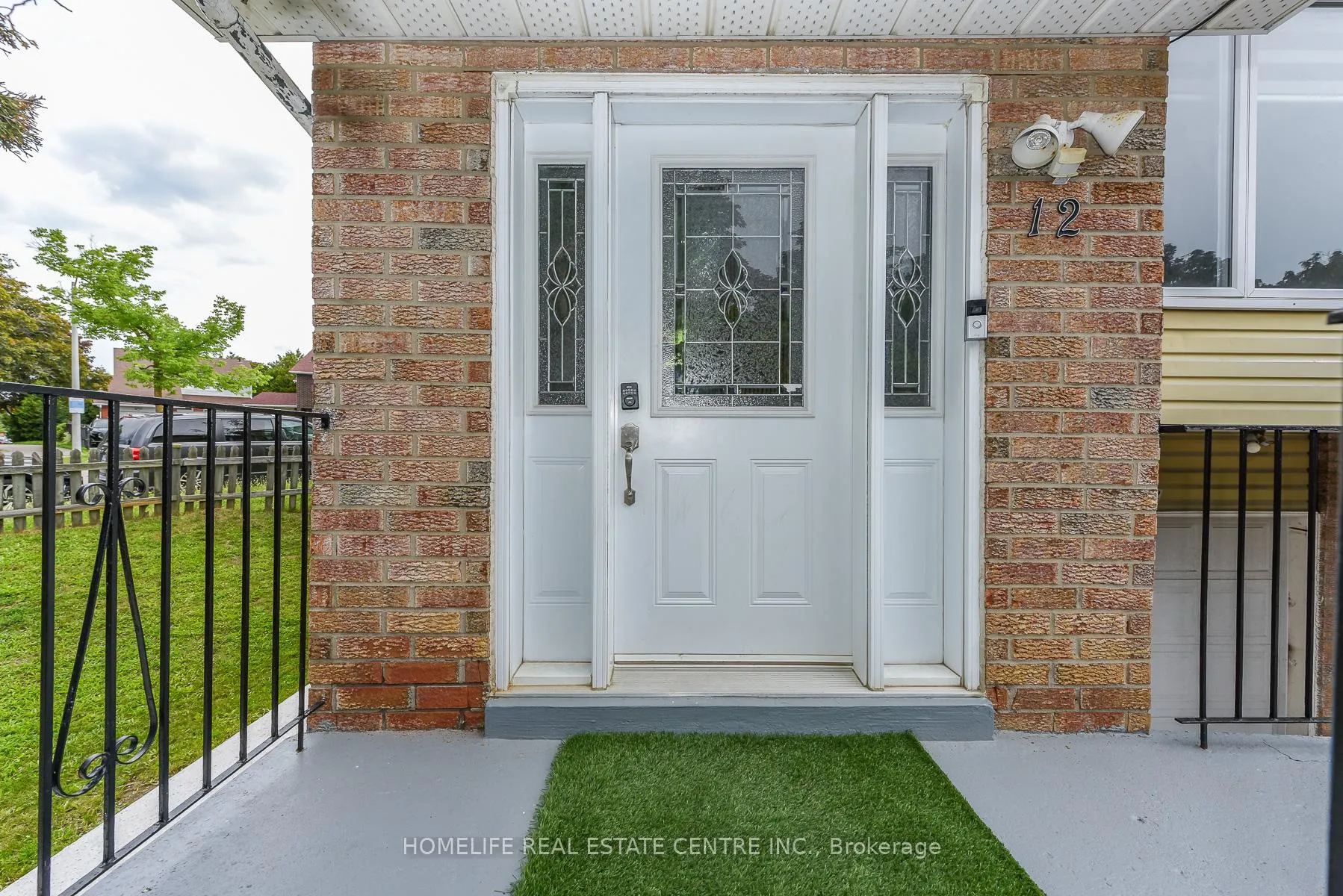 Photo 4 of 12 Courtleigh Square, Brampton, Heart Lake East — HOMEH