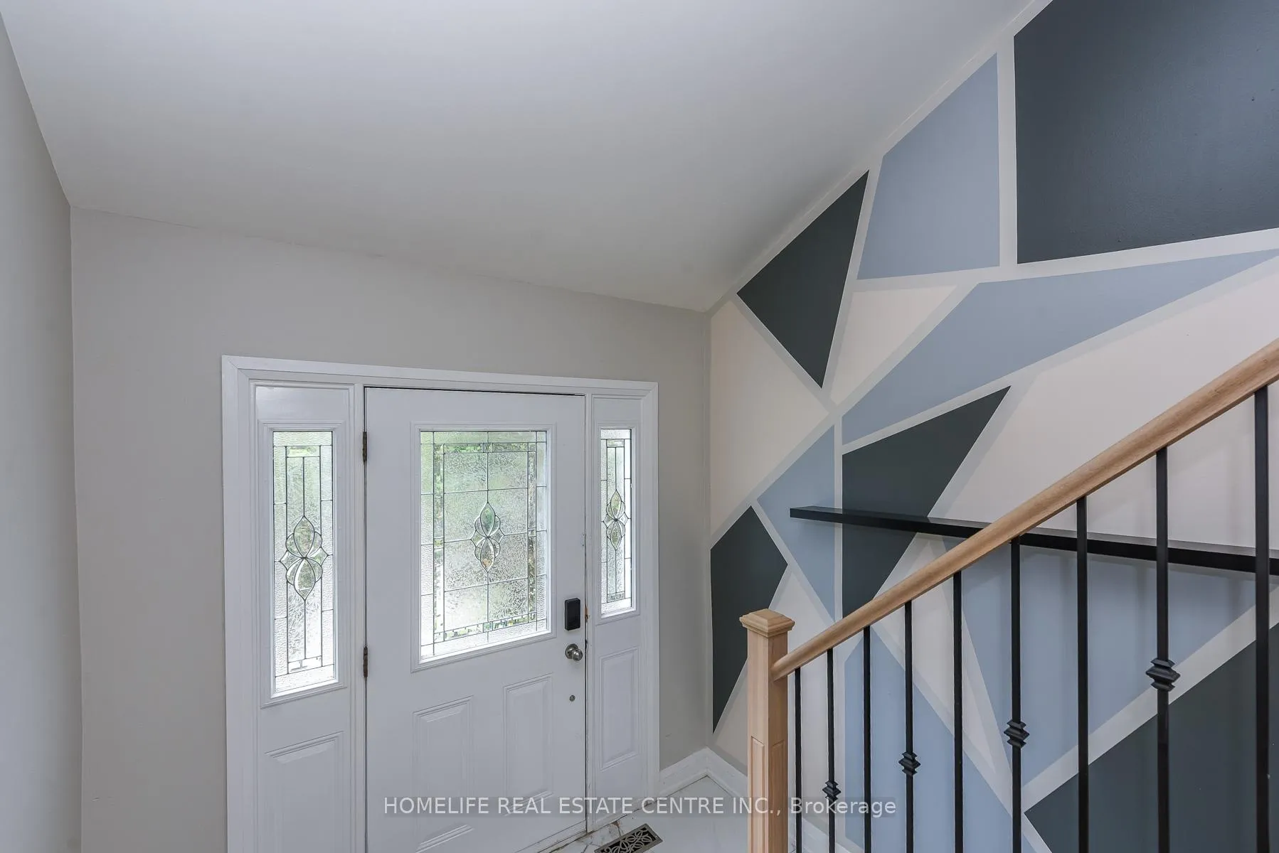 Photo 5 of 12 Courtleigh Square, Brampton, Heart Lake East — HOMEH