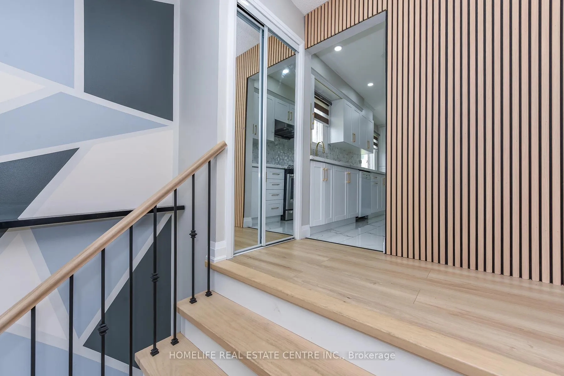 Photo 7 of 12 Courtleigh Square, Brampton, Heart Lake East — HOMEH